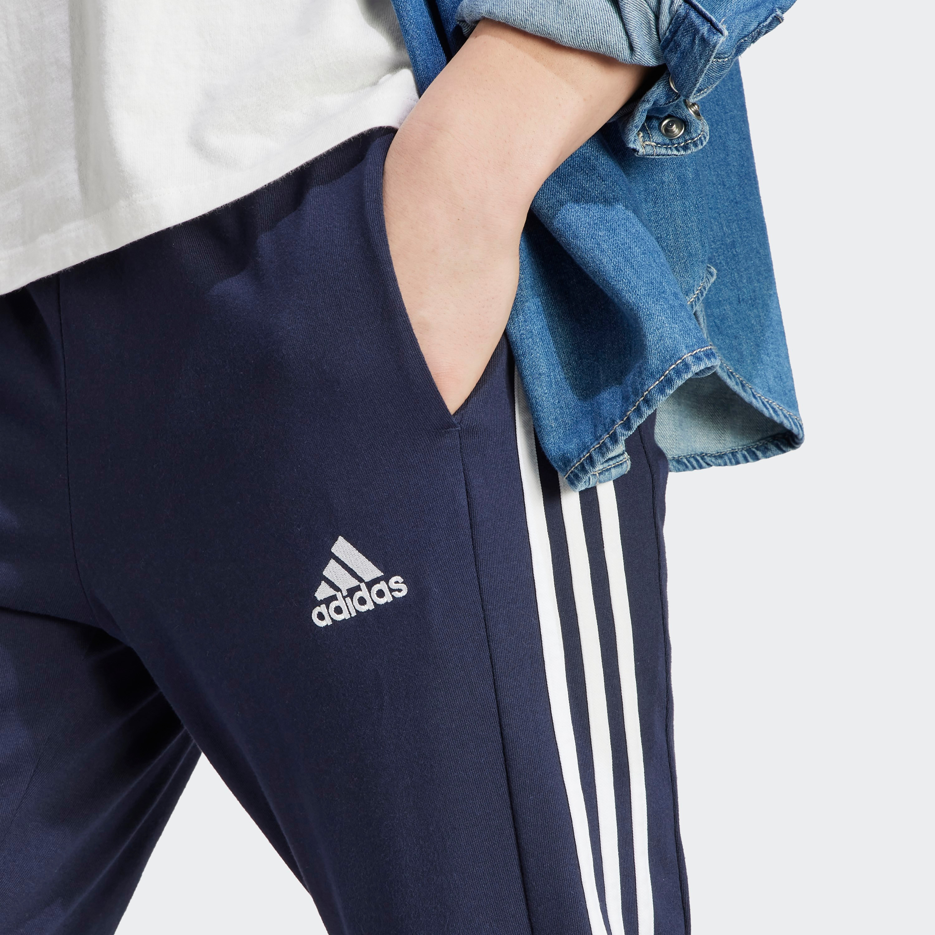 سروال اسنشالز للرجال بحاشية مفتوحة وتصميم خطوط اديداس الثلاثة| او اي-men-clothing-sportswearandactivewear-bottoms-image-7