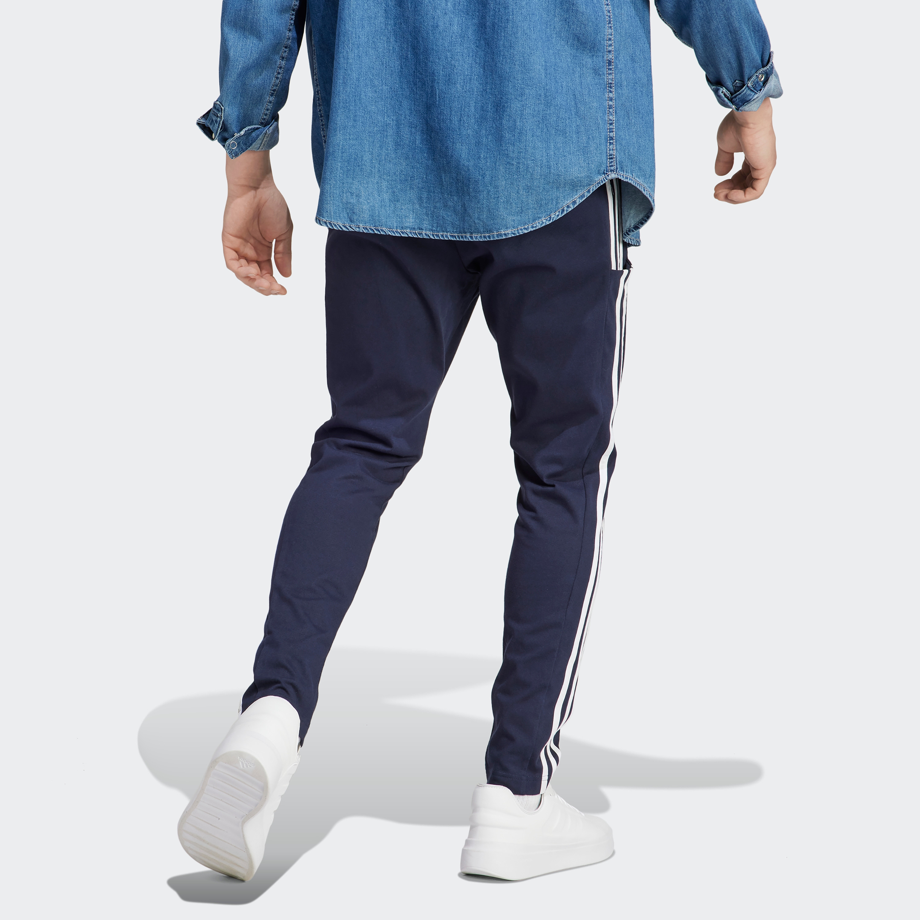 سروال اسنشالز للرجال بحاشية مفتوحة وتصميم خطوط اديداس الثلاثة| او اي-men-clothing-sportswearandactivewear-bottoms-image-8