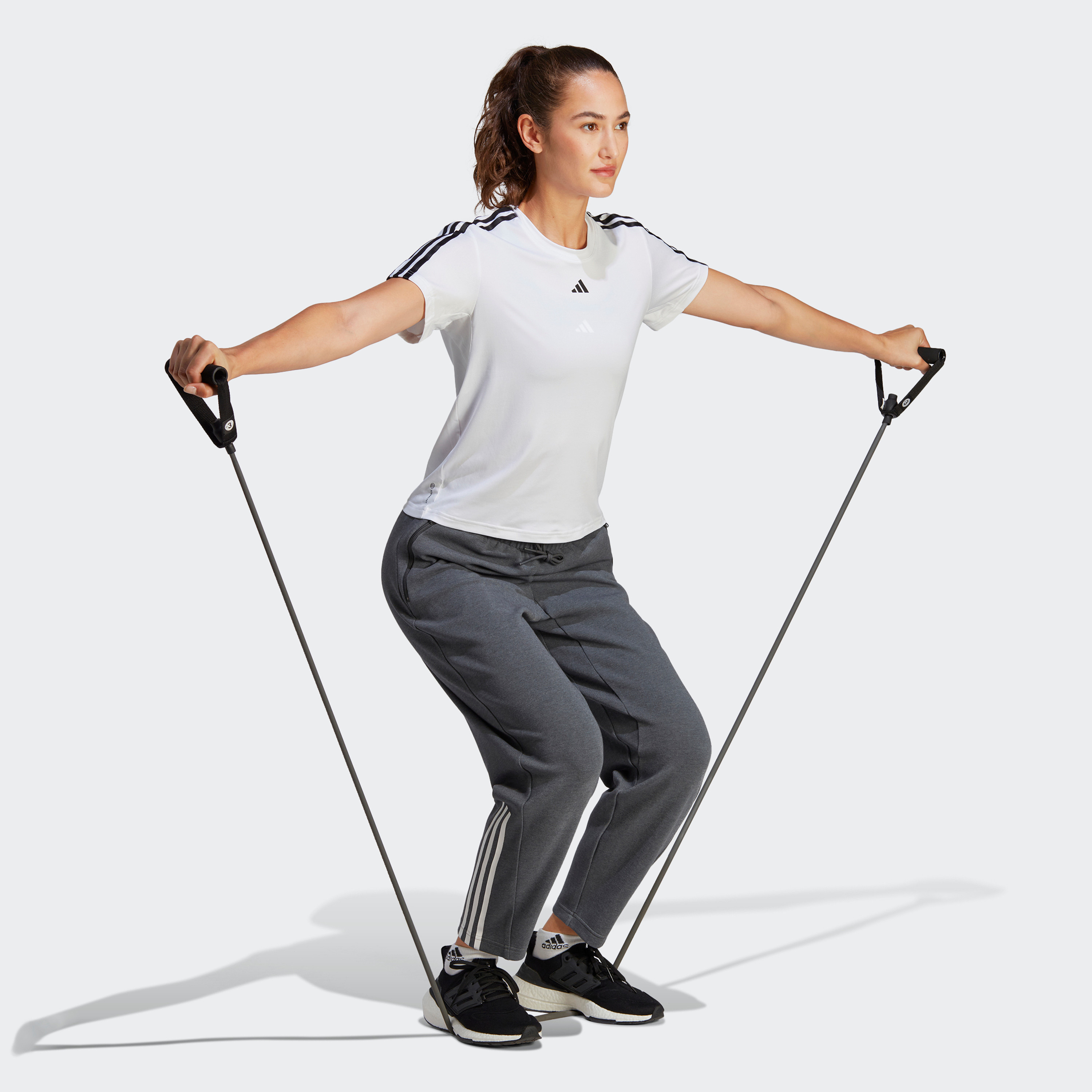 سروال رياضي ايروريدي اسنشيال ترين بثلاثة خطوط من اديداس للنساء | او اي-sports-women-clothing-tshirtsandvests-image-10