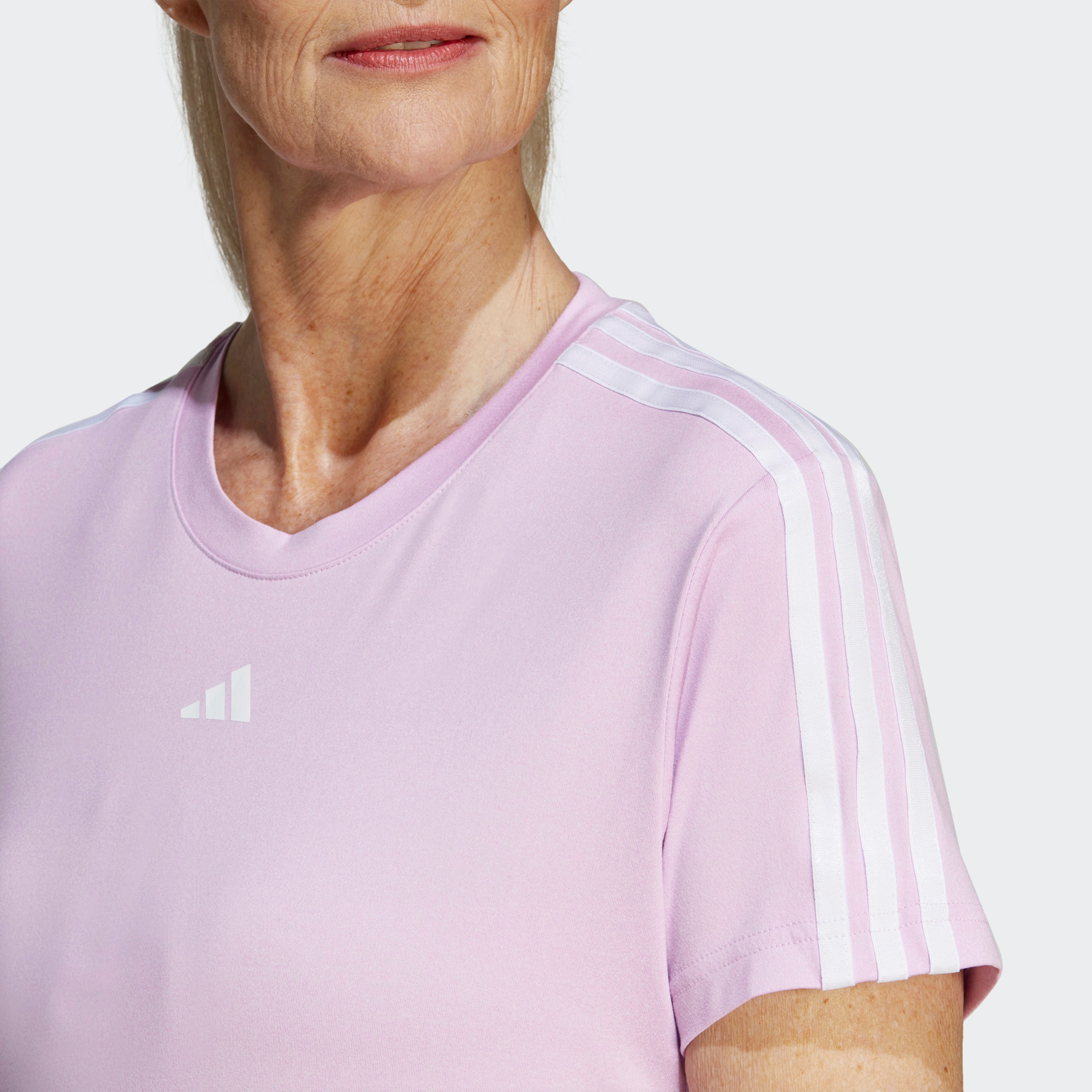 سروال رياضي ايروريدي اسنشيال ترين بثلاثة خطوط من اديداس للنساء | او اي-sports-women-clothing-tshirtsandvests-image-15