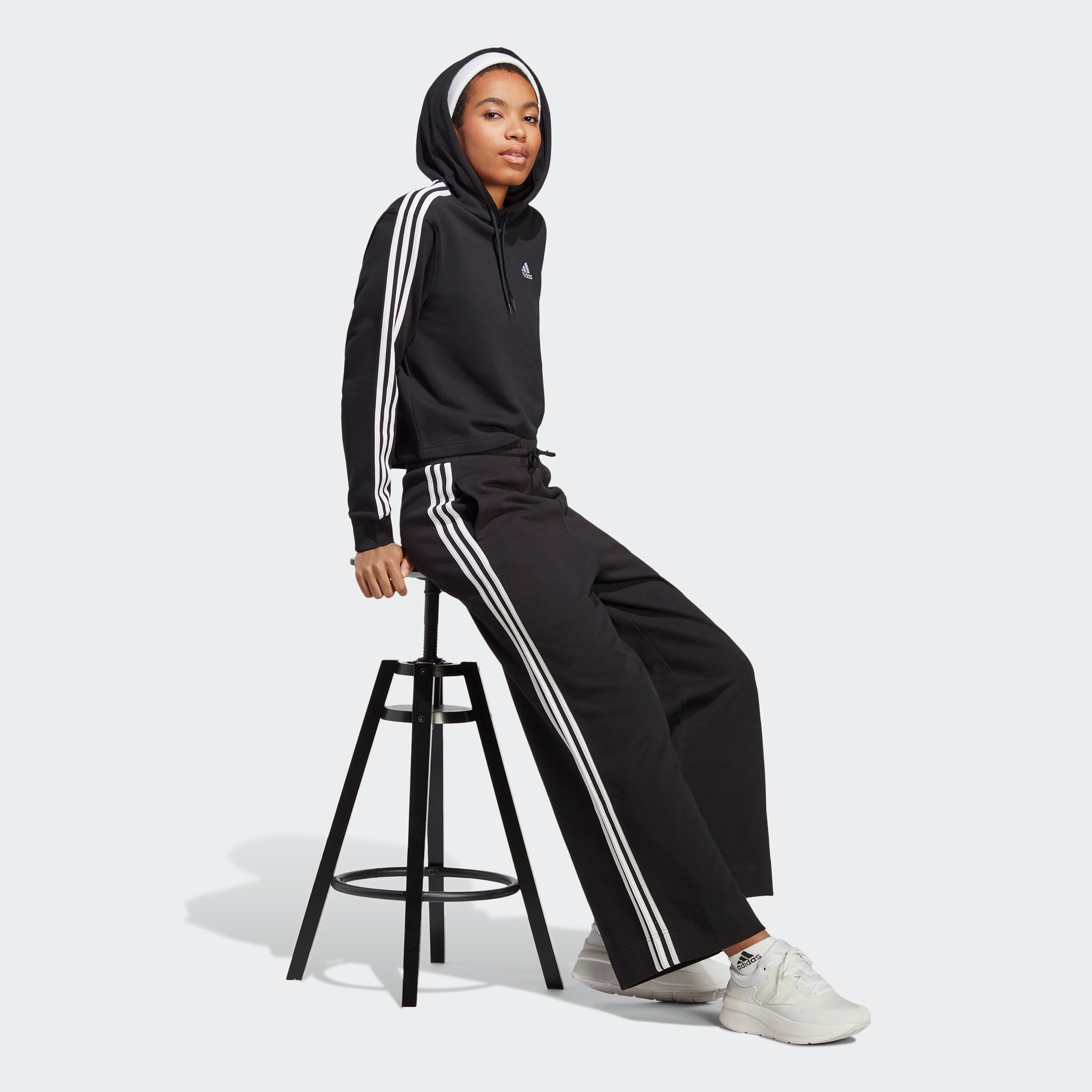  بنطلون وسيع فرينش تيري  بشعار للنساء من اديداس مزين بثلاثة أشرطة-women-clothing-bottoms-joggers-image-2