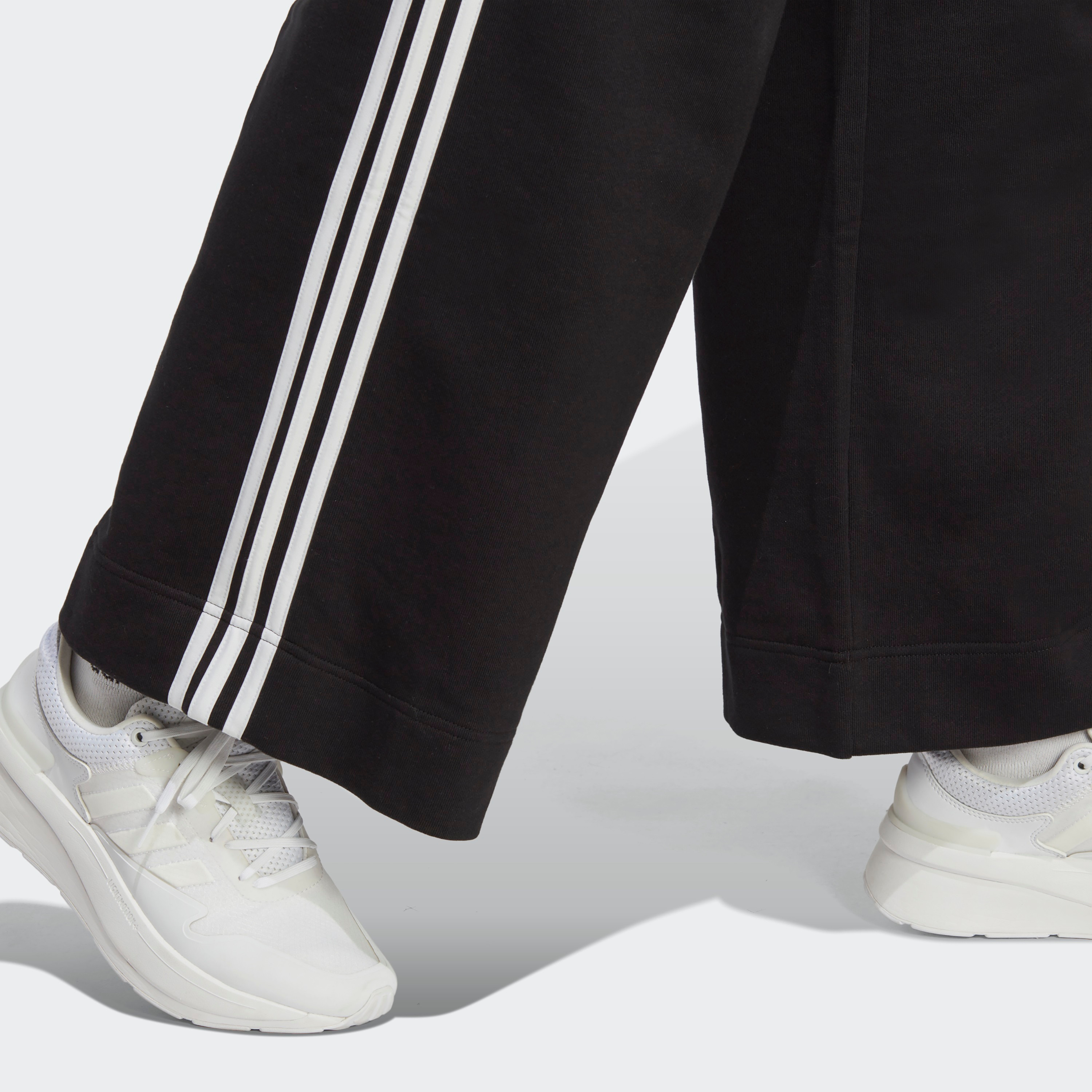  بنطلون وسيع فرينش تيري  بشعار للنساء من اديداس مزين بثلاثة أشرطة-women-clothing-bottoms-joggers-image-7