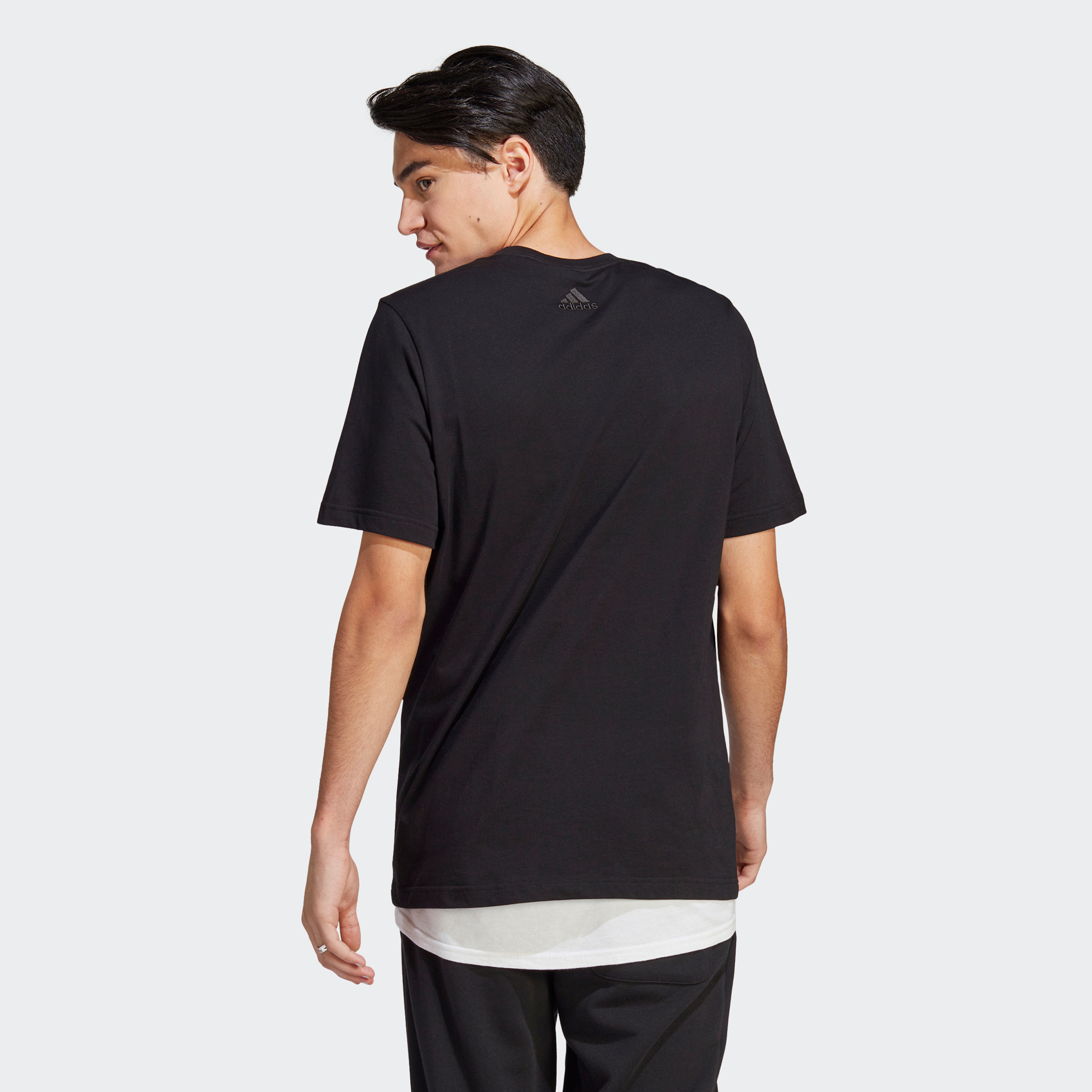 تي شيرت اسنشيالز مطرز بشعار خطي جورسيه واحد من اديداس| او اي-men-clothing-sportswearandactivewear-tshirtsandpolos-image-4