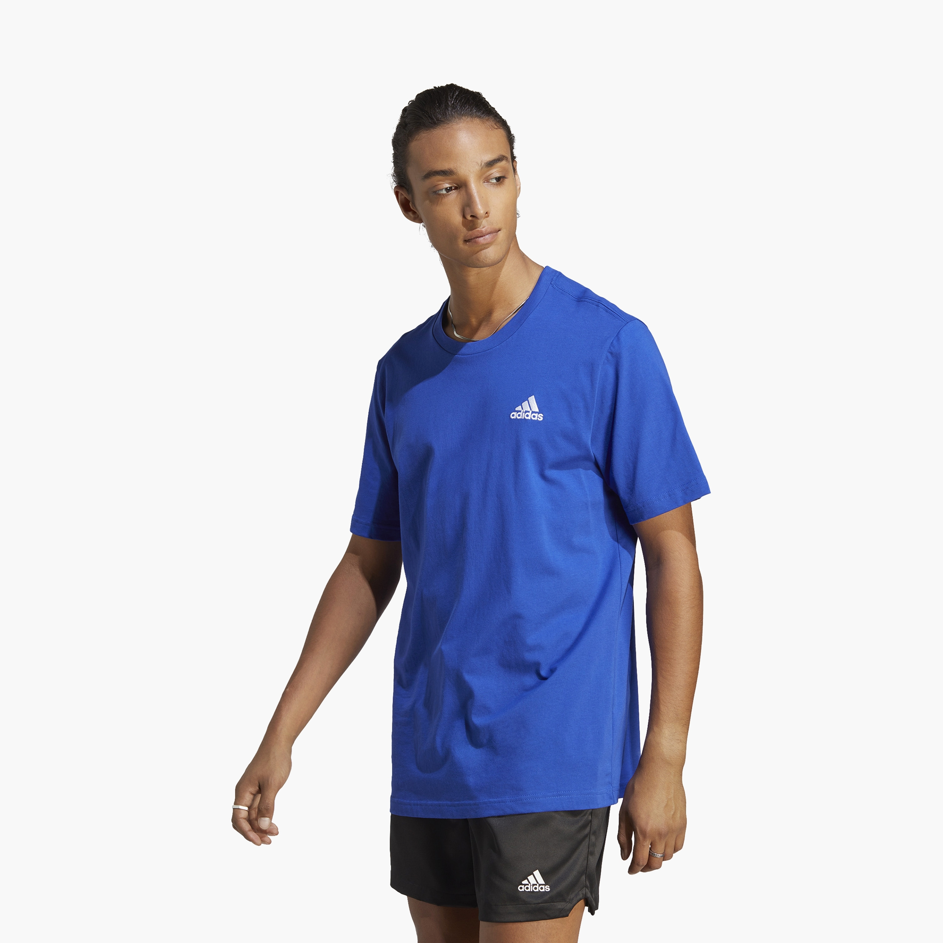 تيشيرت رجالي جيرسيه بشعار صغير مطرز واحد ذو اسينشالز بشعار من اديداس IC9284 | OE-men-clothing-sportswearandactivewear-tshirtsandpolos-image-1