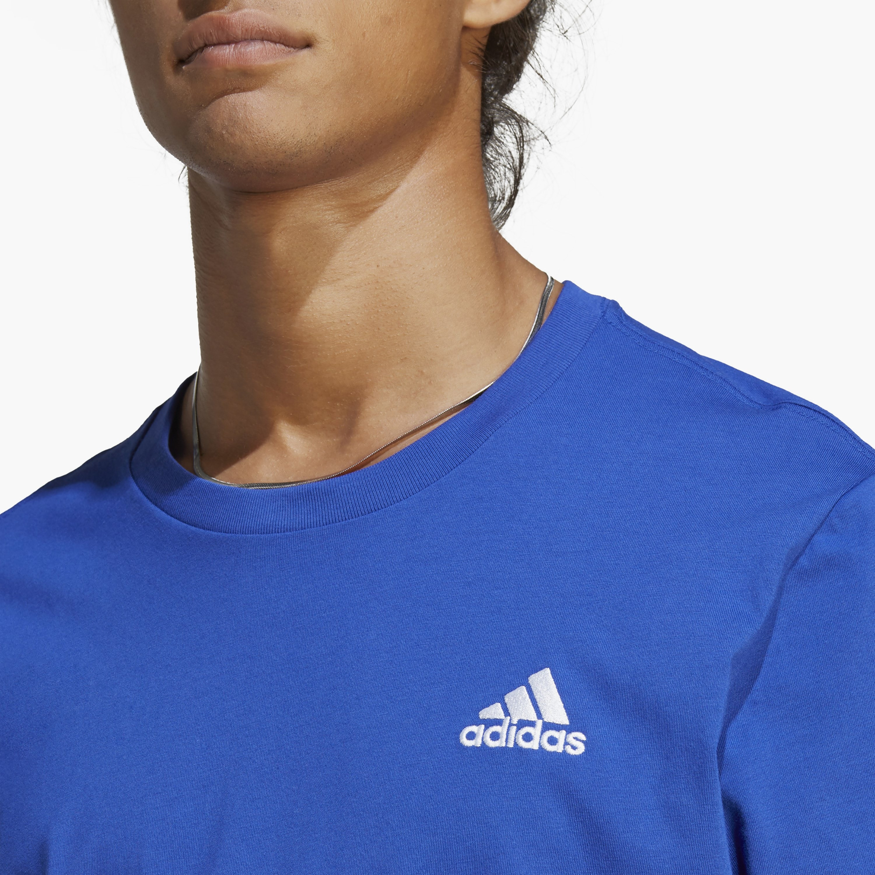 تيشيرت رجالي جيرسيه بشعار صغير مطرز واحد ذو اسينشالز بشعار من اديداس IC9284 | OE-men-clothing-sportswearandactivewear-tshirtsandpolos-image-3