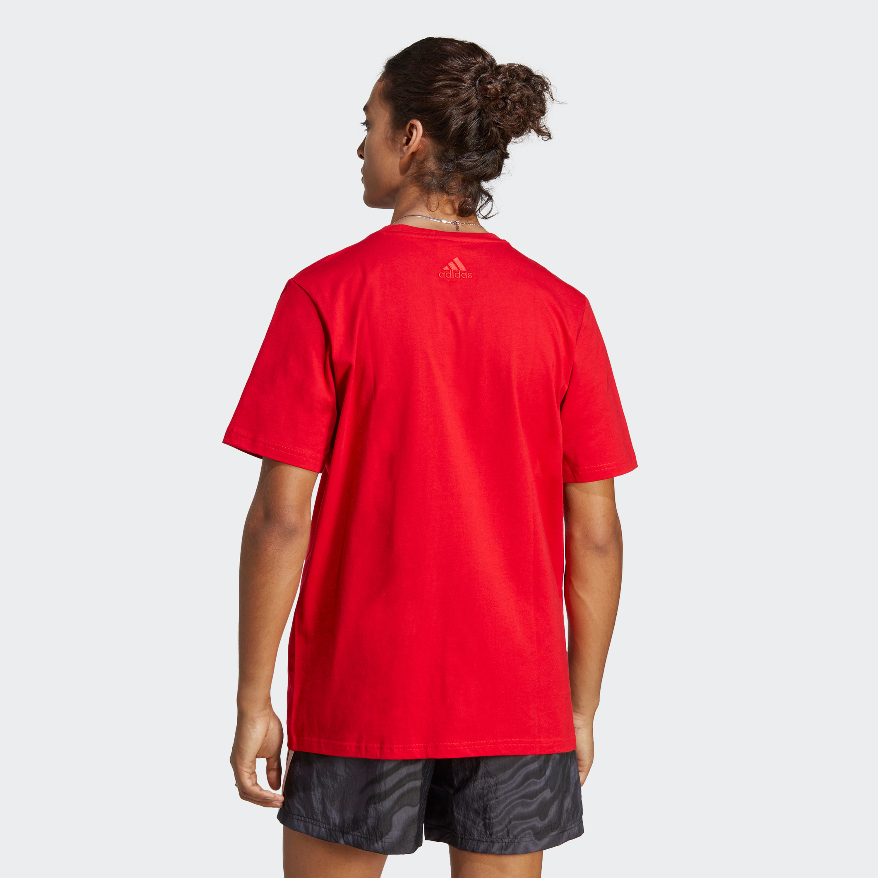 تي شيرت اسنشيالز بشعار كبير جورسيه واحد من اديداس| او اي-men-clothing-sportswearandactivewear-tshirtsandpolos-image-12