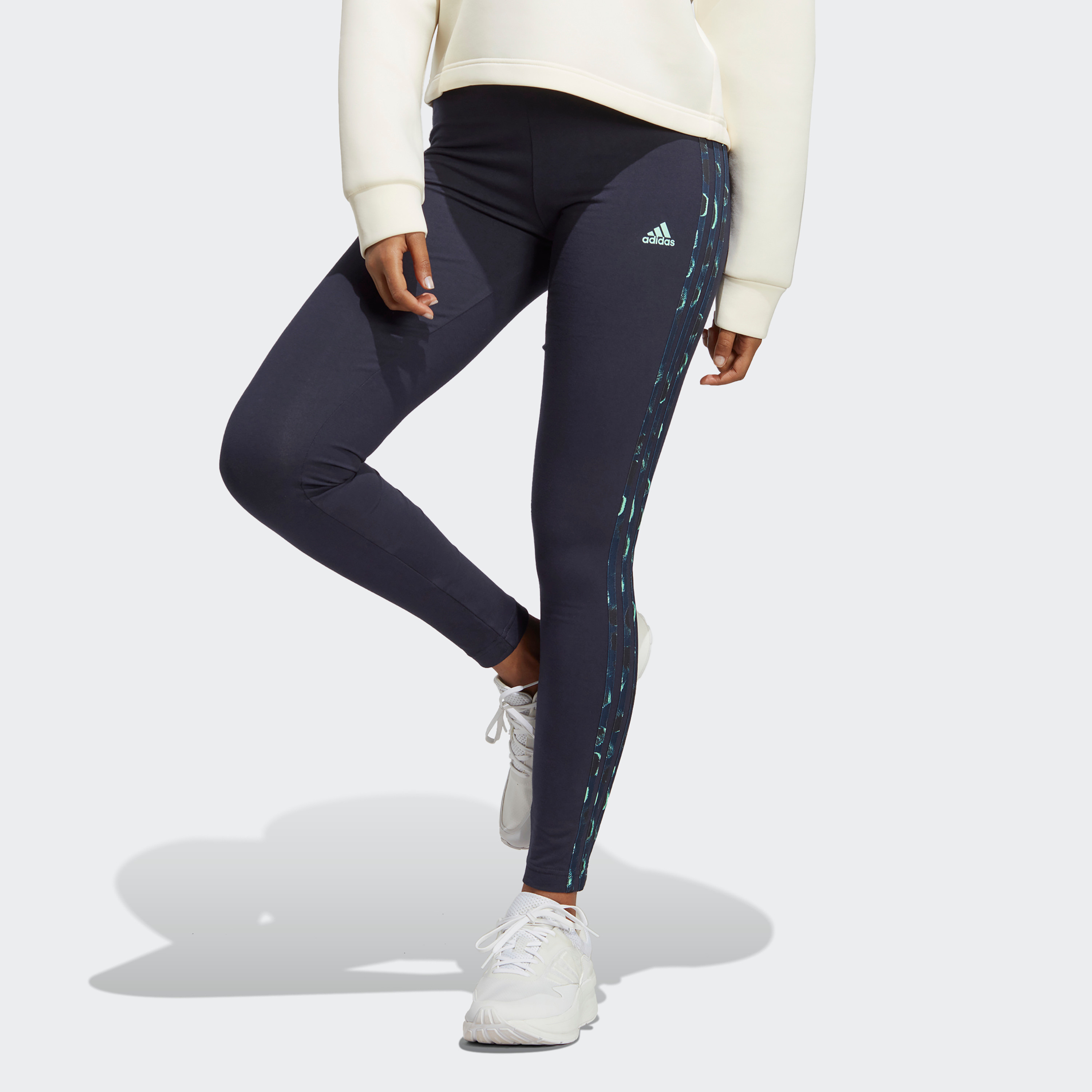  بنطلون رياضي ضيق بشعار الحيوان للساقين  للنساء من اديداس-women-clothing-bottoms-leggings-image-1