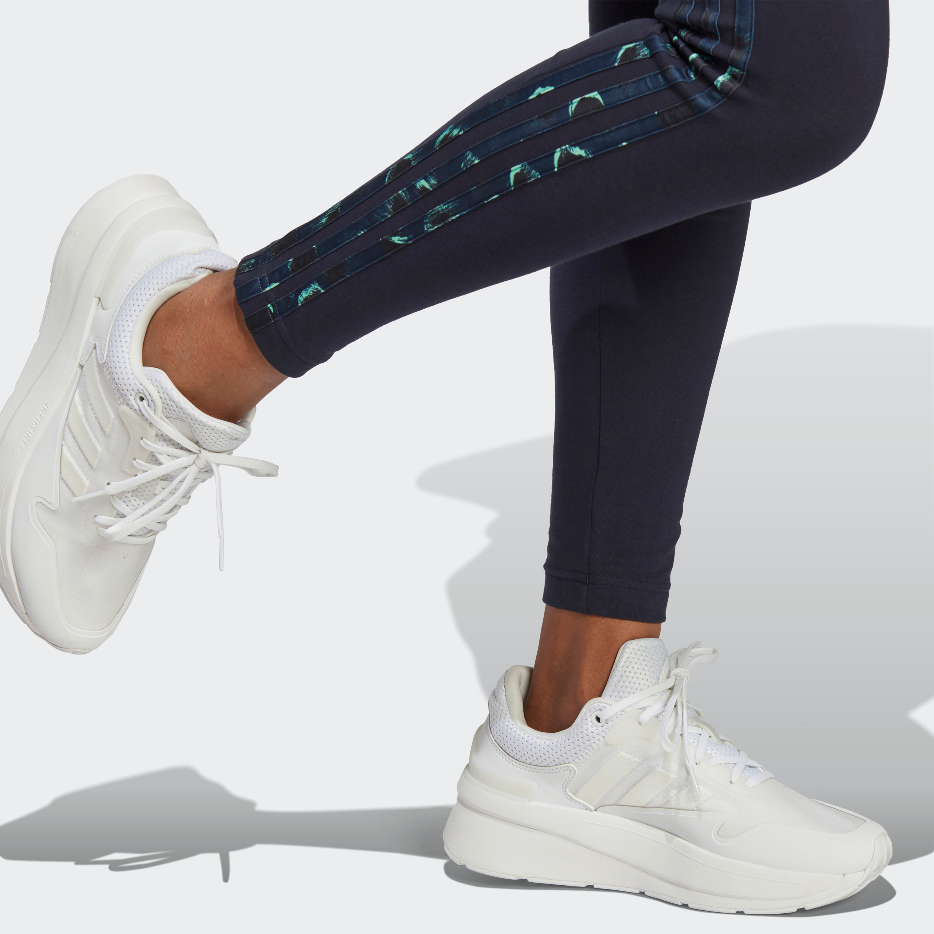  بنطلون رياضي ضيق بشعار الحيوان للساقين  للنساء من اديداس-women-clothing-bottoms-leggings-image-5