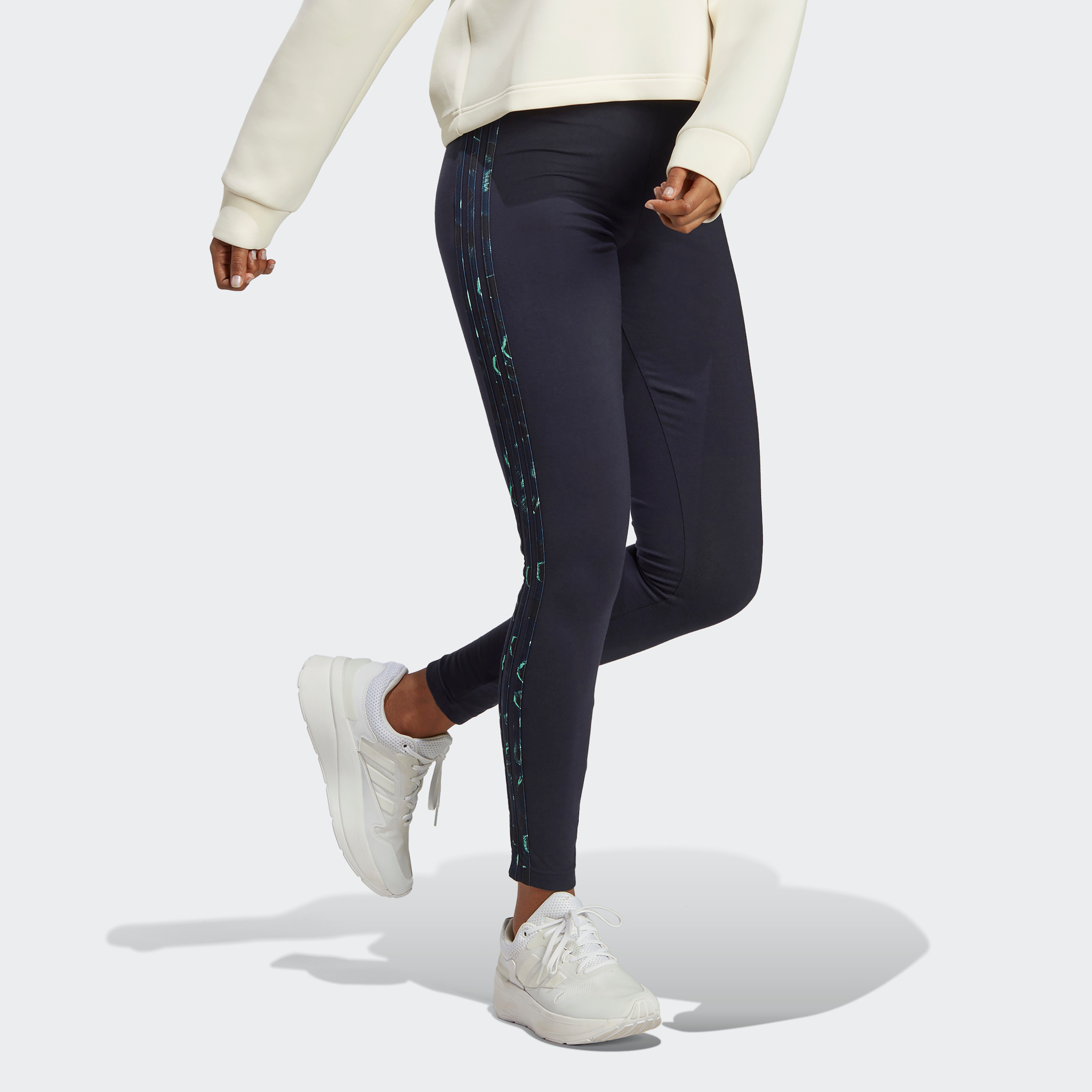  بنطلون رياضي ضيق بشعار الحيوان للساقين  للنساء من اديداس-women-clothing-bottoms-leggings-image-7