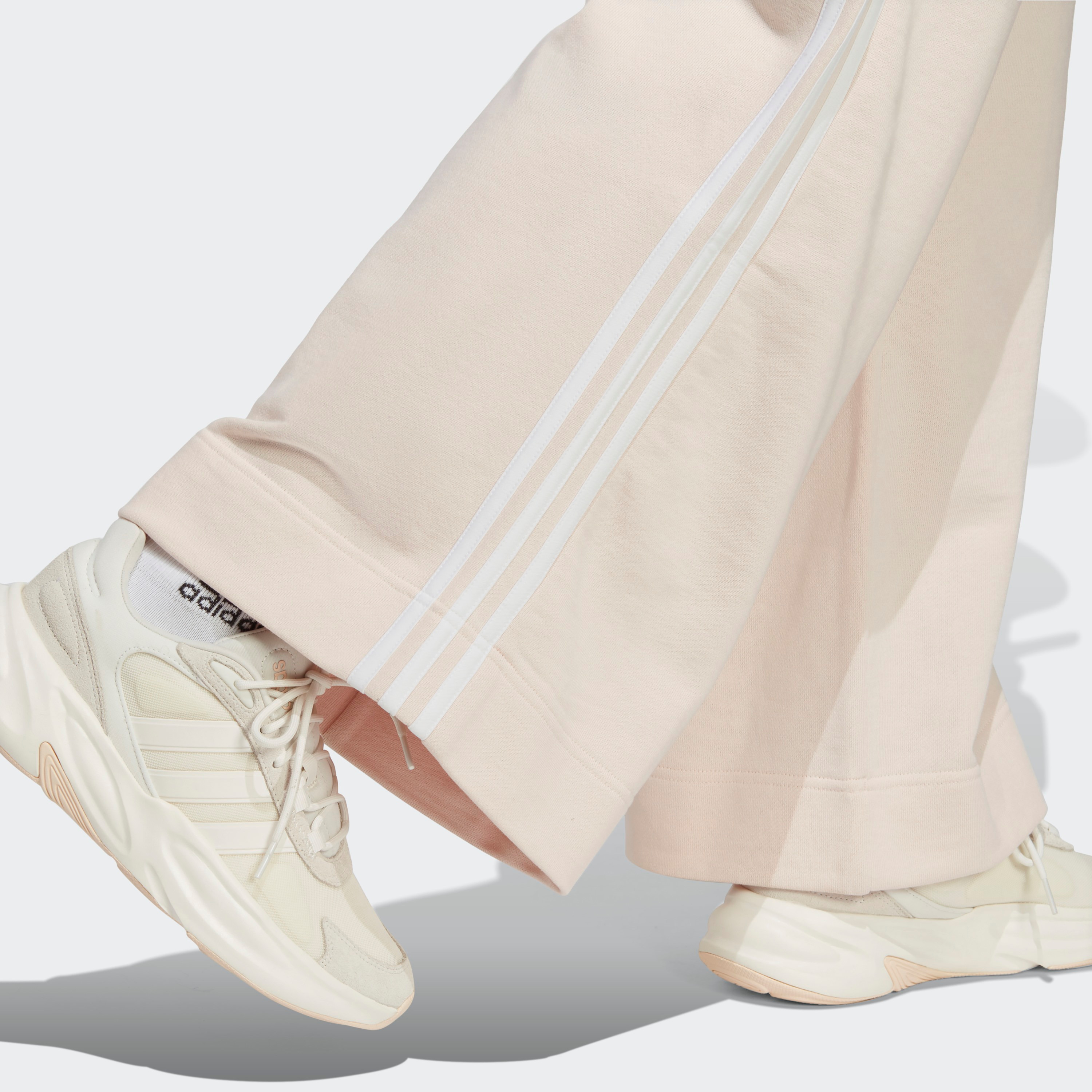  بنطلون وسيع فرينش تيري  بشعار للنساء من اديداس مزين بثلاثة أشرطة-women-clothing-bottoms-joggers-image-5