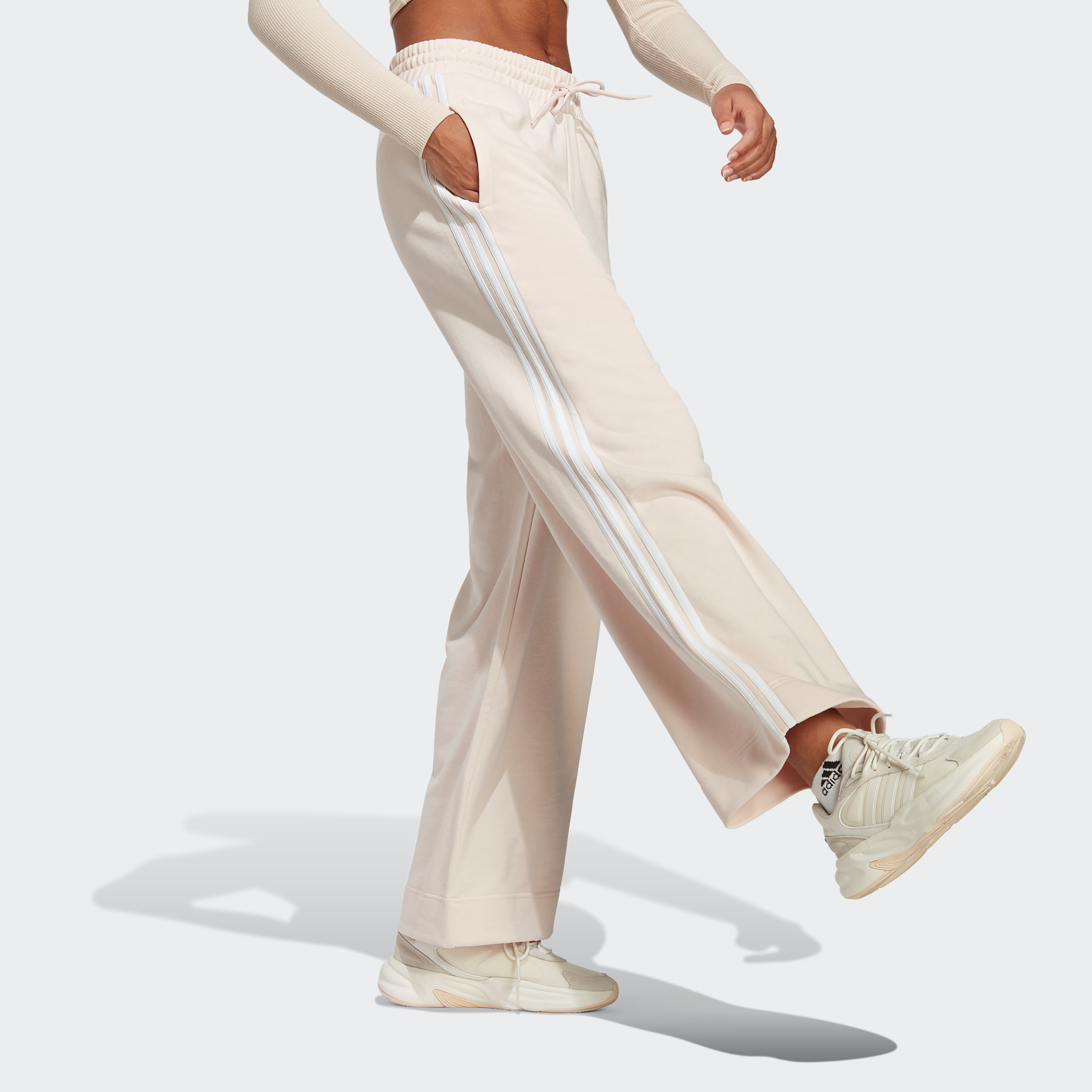  بنطلون وسيع فرينش تيري  بشعار للنساء من اديداس مزين بثلاثة أشرطة-women-clothing-bottoms-joggers-image-7