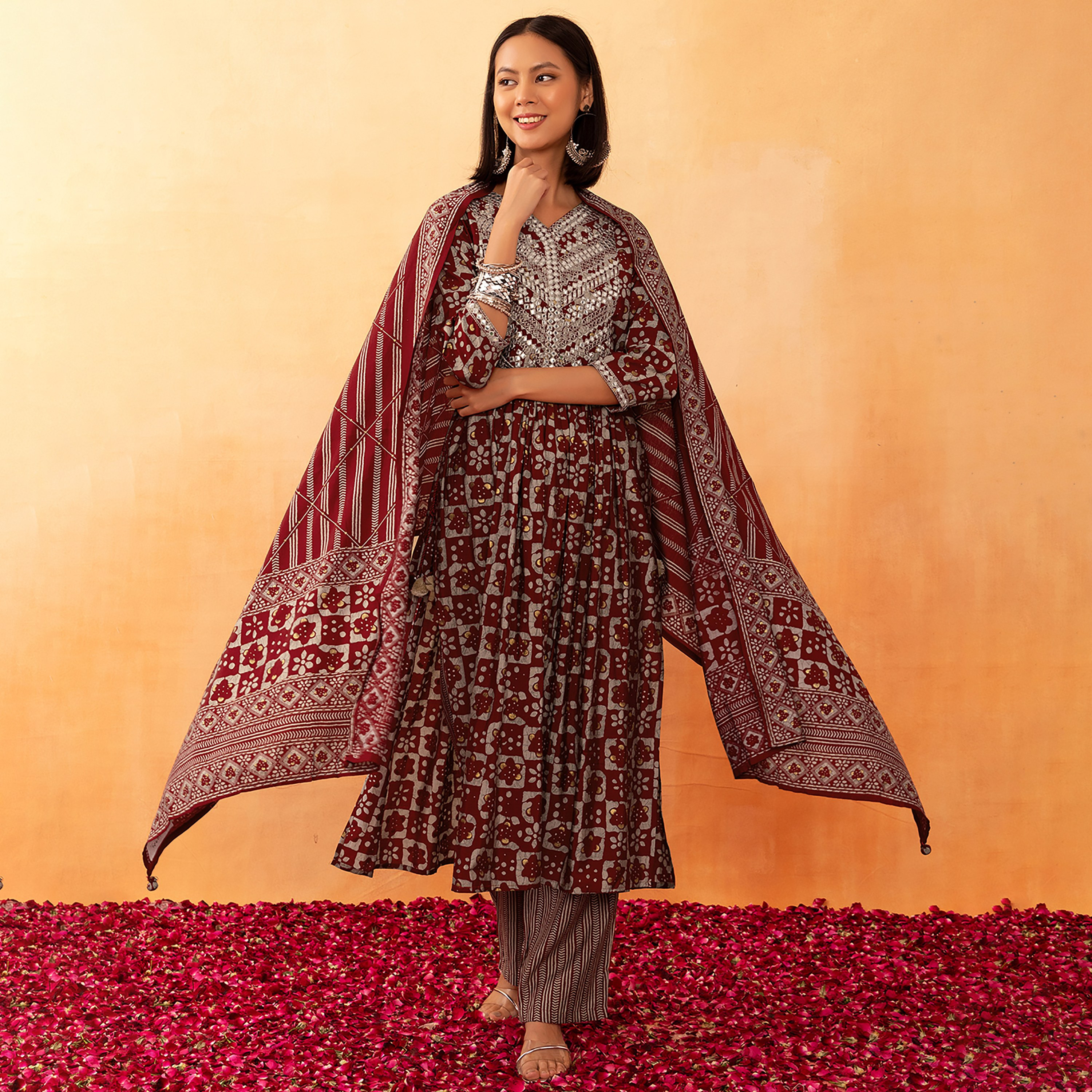 طقم كورتا مع بالازو ودوباتا من 3 قطع موسلين ذو مطبوع من إنديا برقبة مستديرة مطبوعة-women-clothing-ethnicwear-salwarsuits-image-2