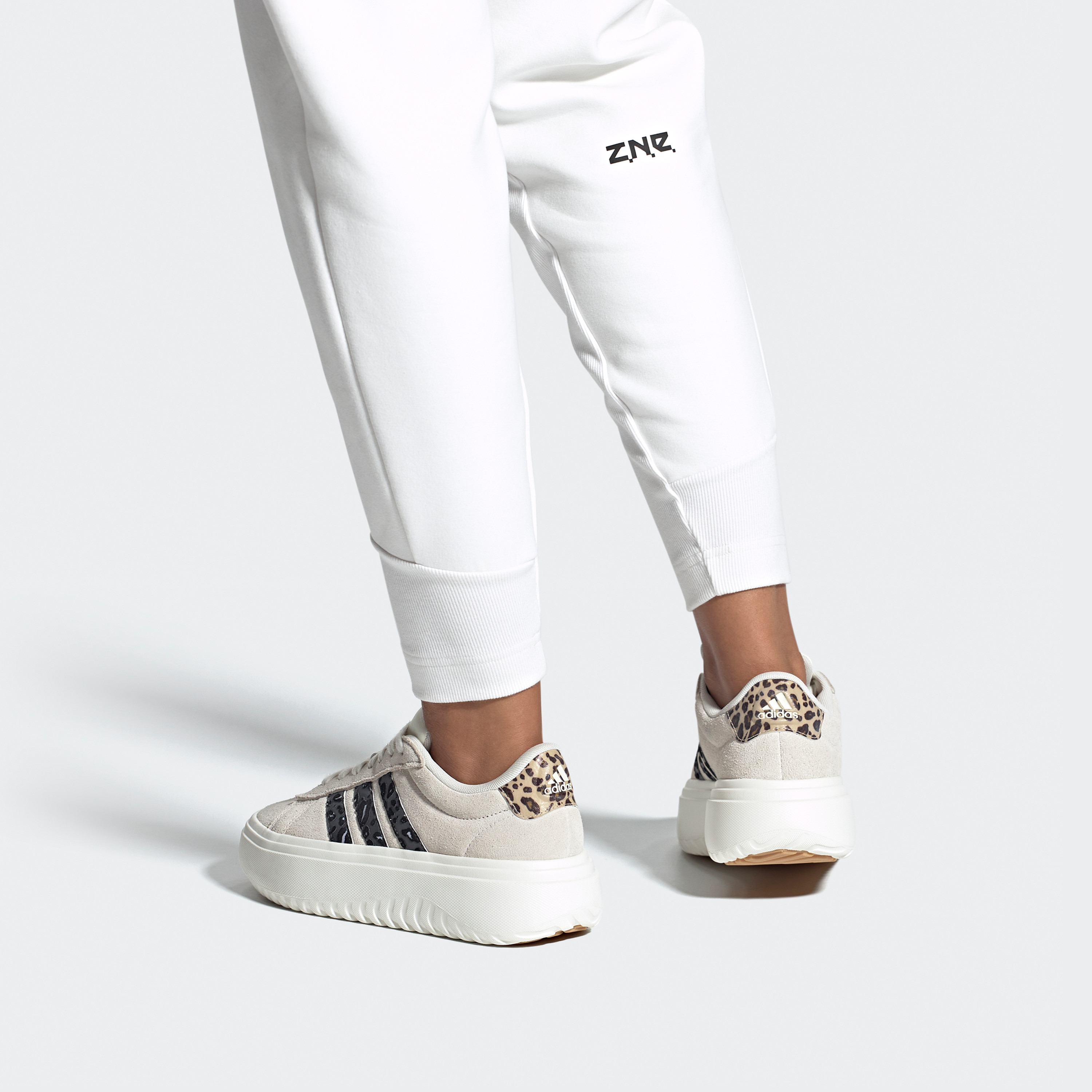 أديداس - حذاء رياضي جراند كورت بلاتفورم للنساء IE3620-sports-women-shoes-image-8