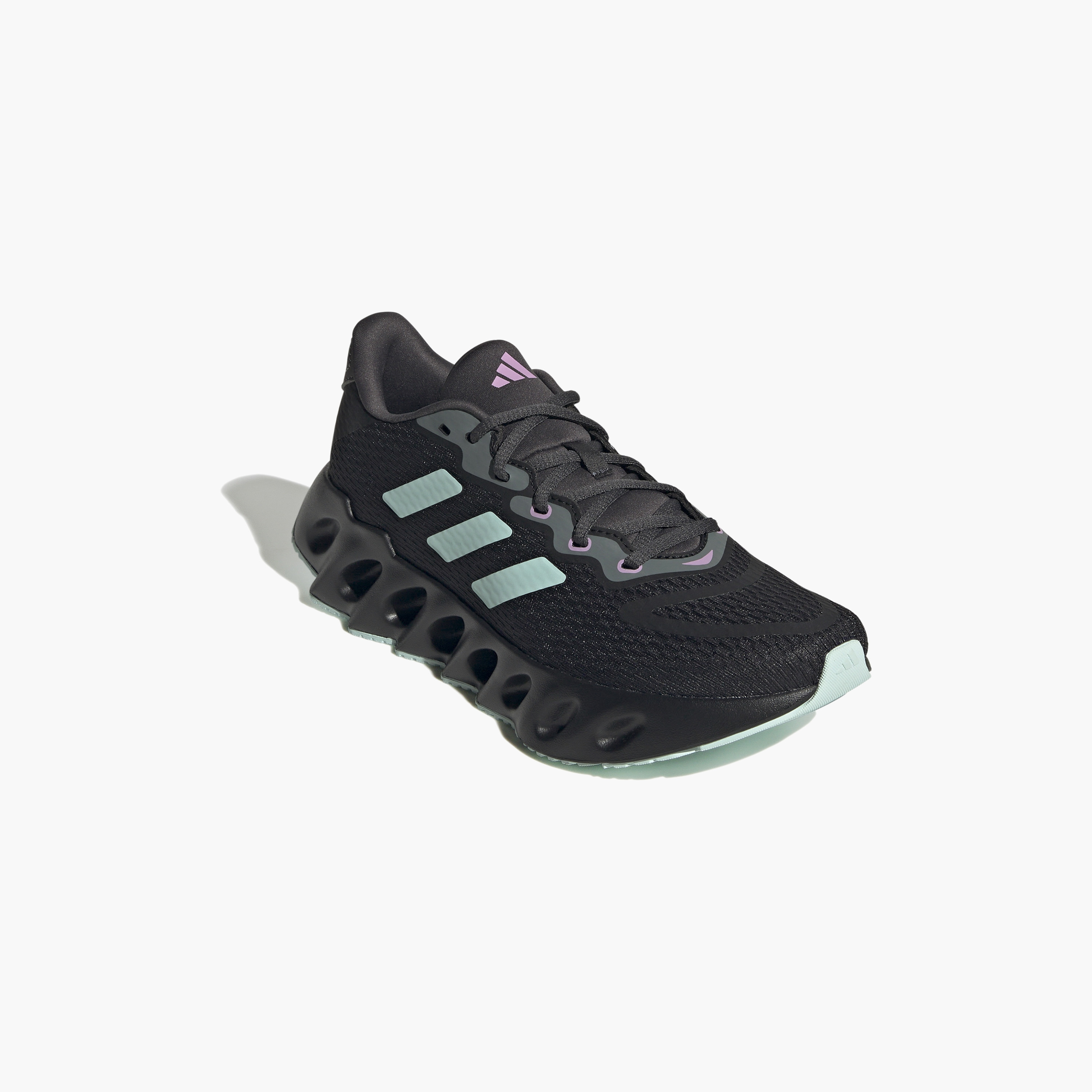 حذاء الجري ذو سويتش رن للنساء من أديداس | OE-women-shoes-sneakers-image-1