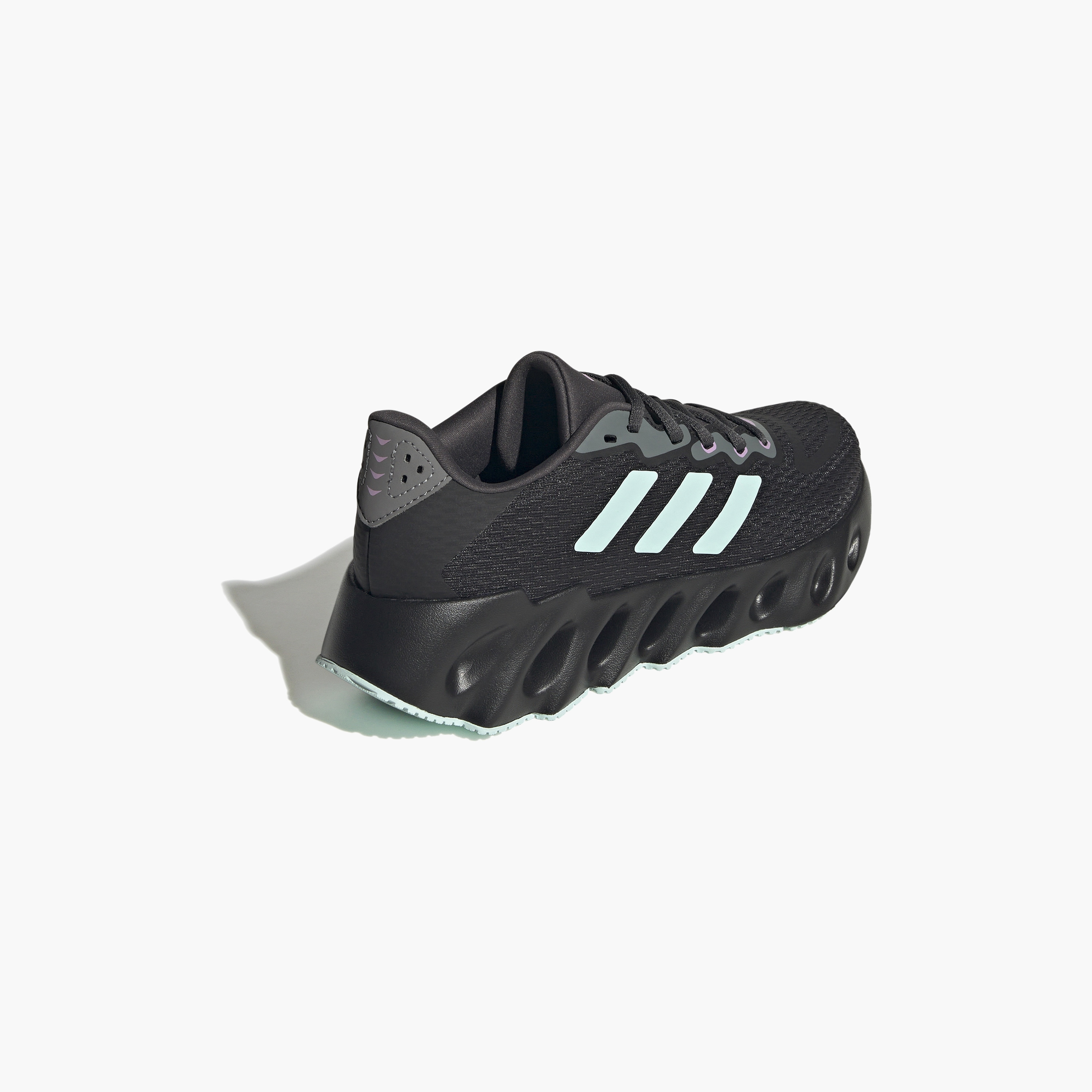 حذاء الجري ذو سويتش رن للنساء من أديداس | OE-women-shoes-sneakers-image-6