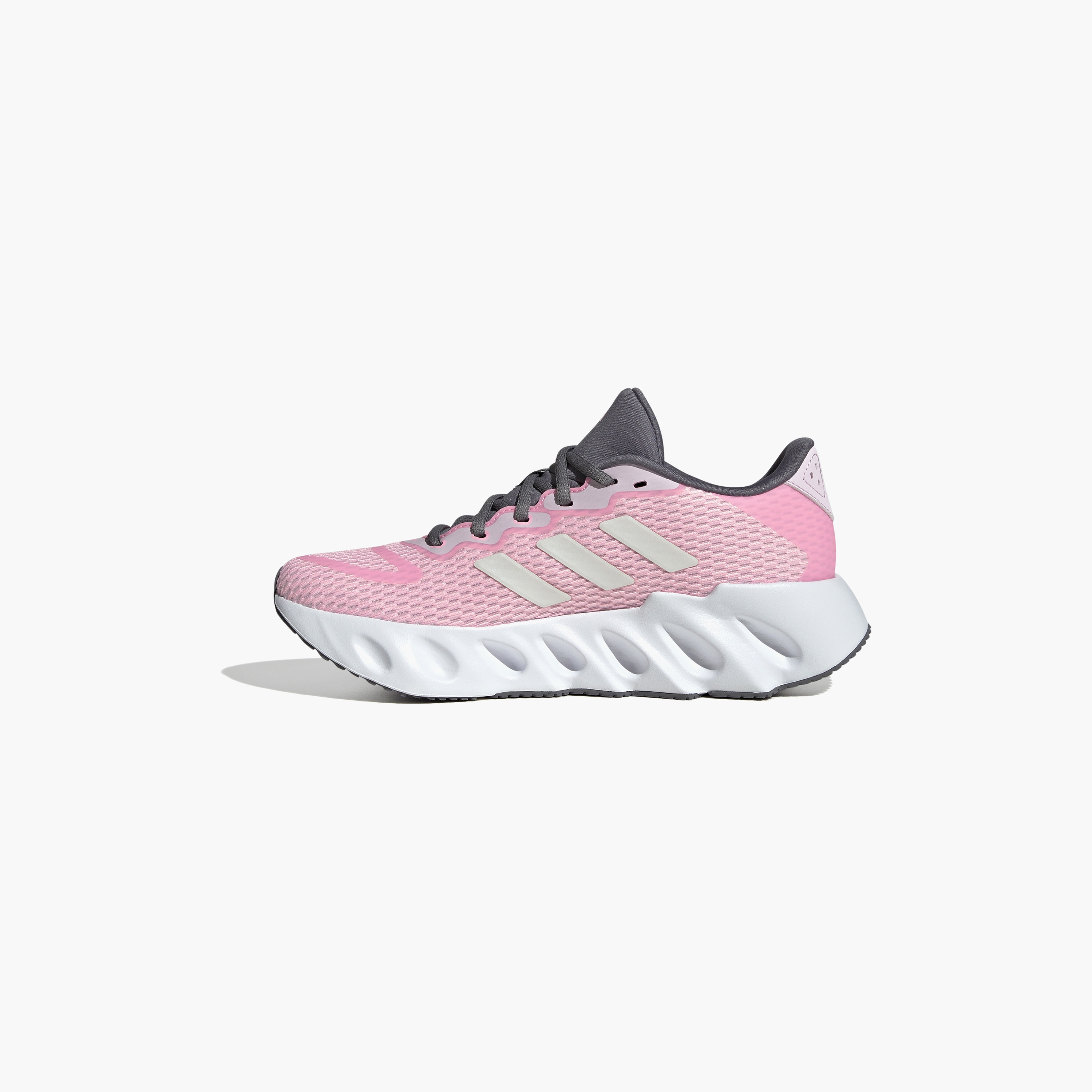 حذاء الجري ذو سويتش رن للنساء من أديداس | OE-women-shoes-sneakers-image-11