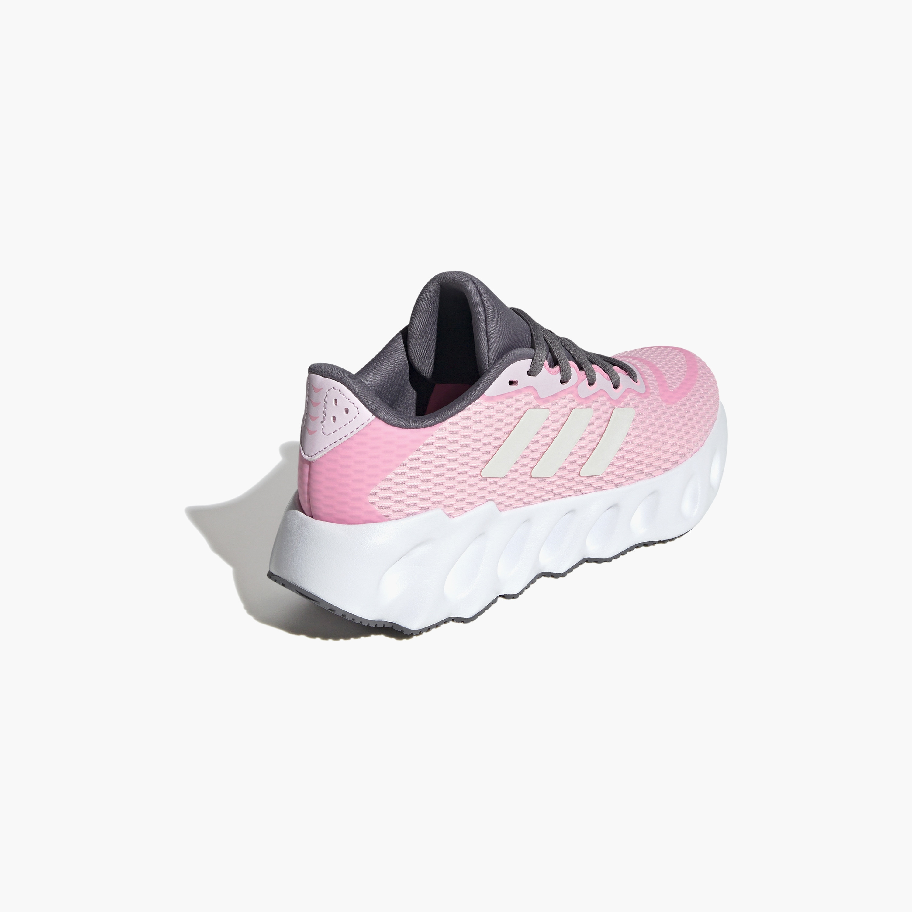 حذاء الجري ذو سويتش رن للنساء من أديداس | OE-women-shoes-sneakers-image-14