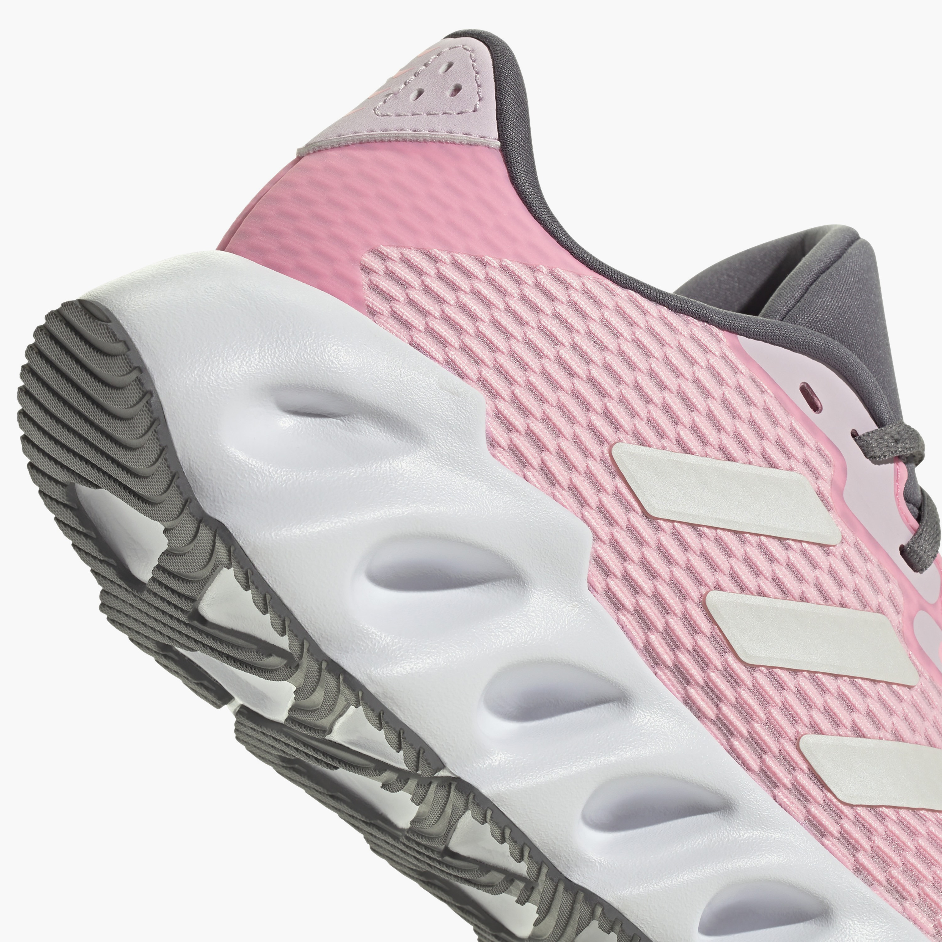 حذاء الجري ذو سويتش رن للنساء من أديداس | OE-women-shoes-sneakers-image-16