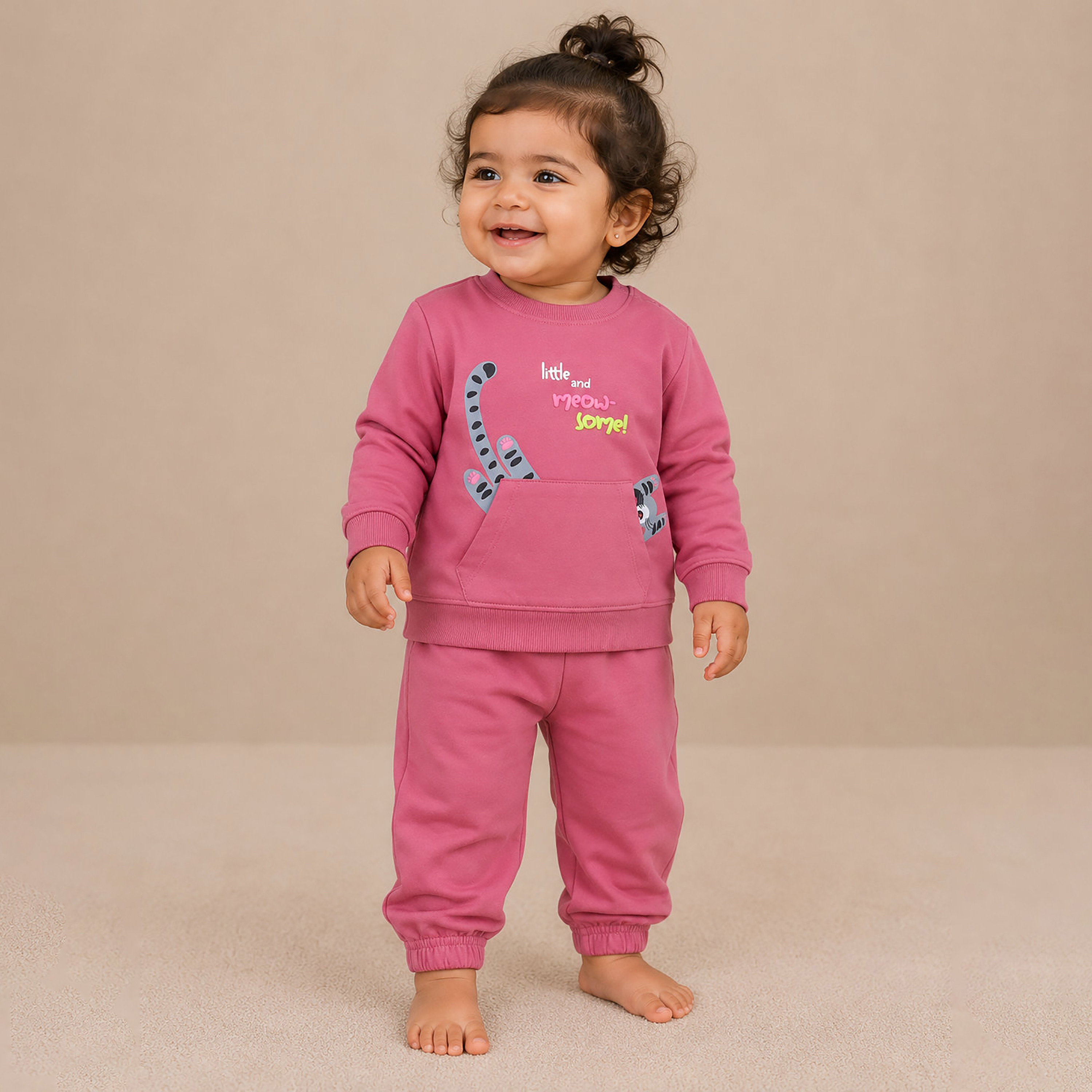 طقم قطعتين سويت شيرت بأكمام طويلة وبنطال رياضي (جوغر) من فيكتور أند جين-baby-girls-clothing-setsandcoords-image-1