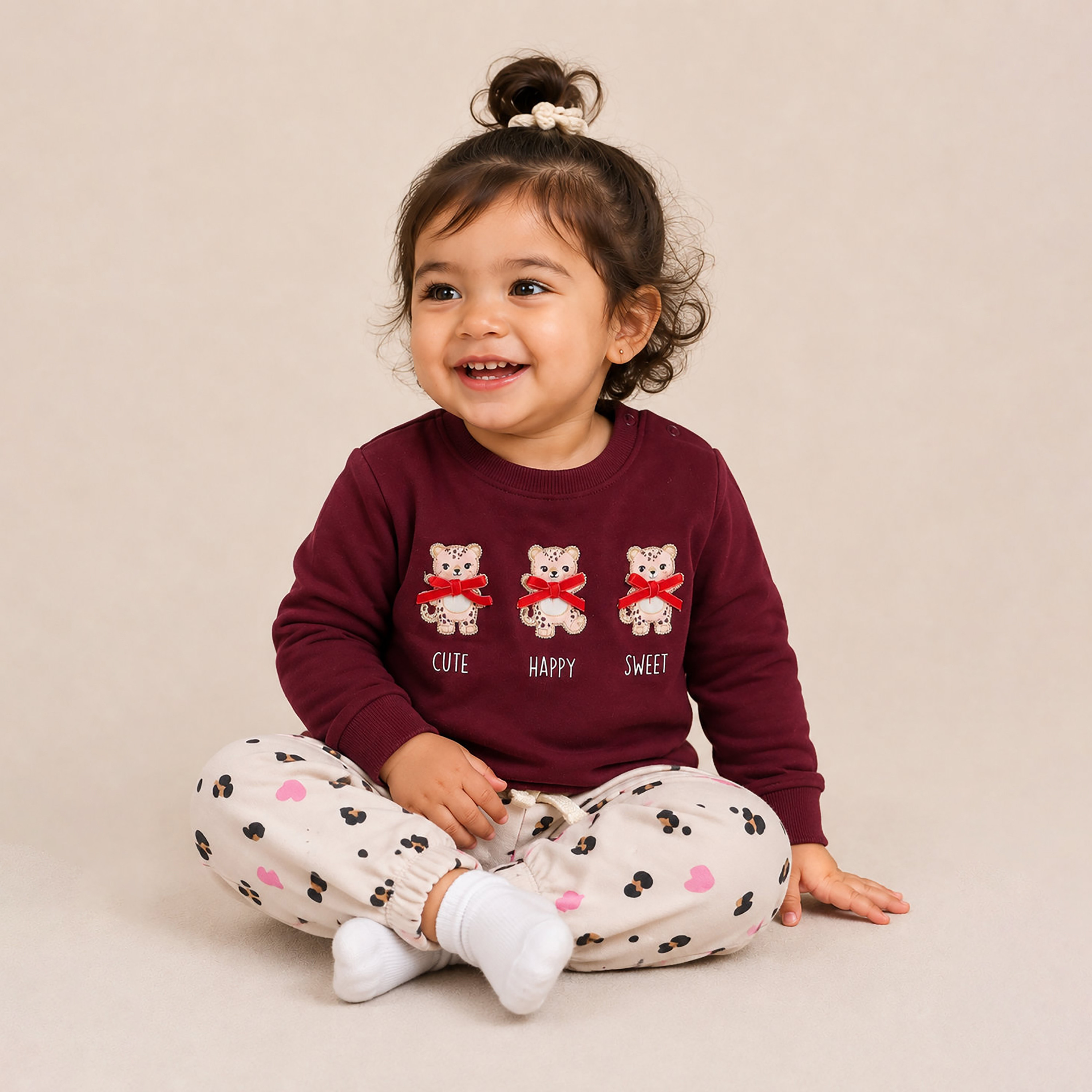 طقم سويت شيرت مع بنطلون جوجر قطعتين من فيكتور آند جين-baby-girls-clothing-setsandcoords-image-2