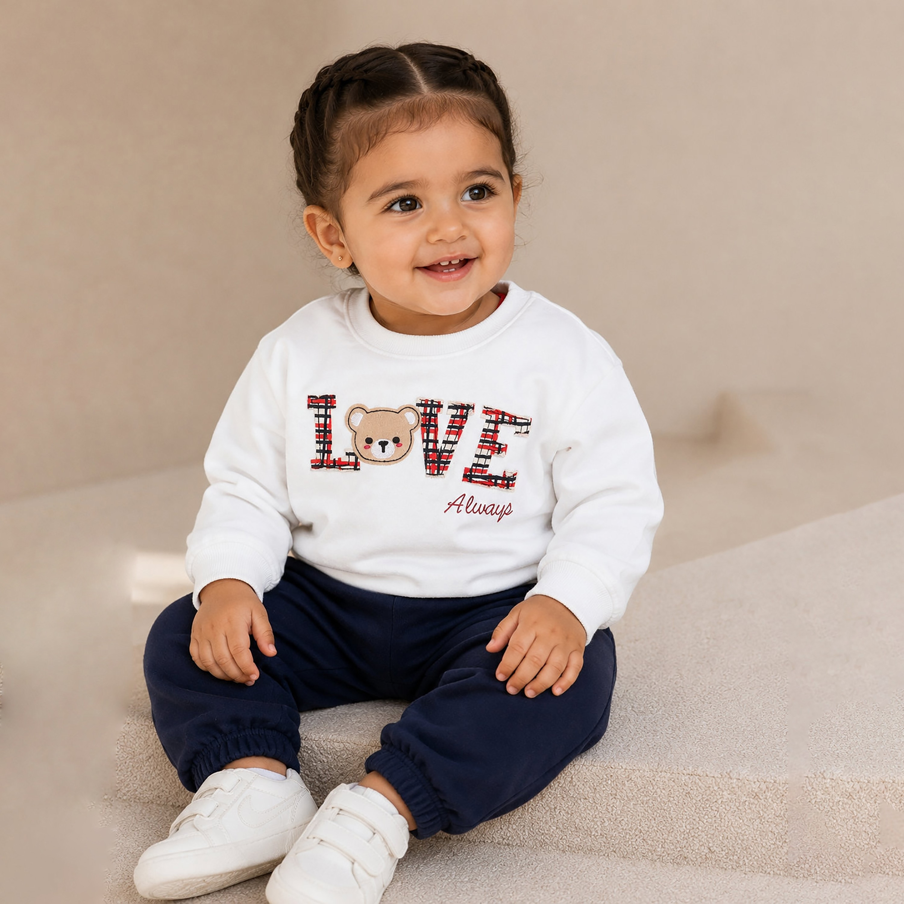 طقم قطعتين سويت شيرت بأكمام طويلة وبنطال رياضي (جوغر) من فيكتور أند جين-baby-girls-clothing-setsandcoords-image-2