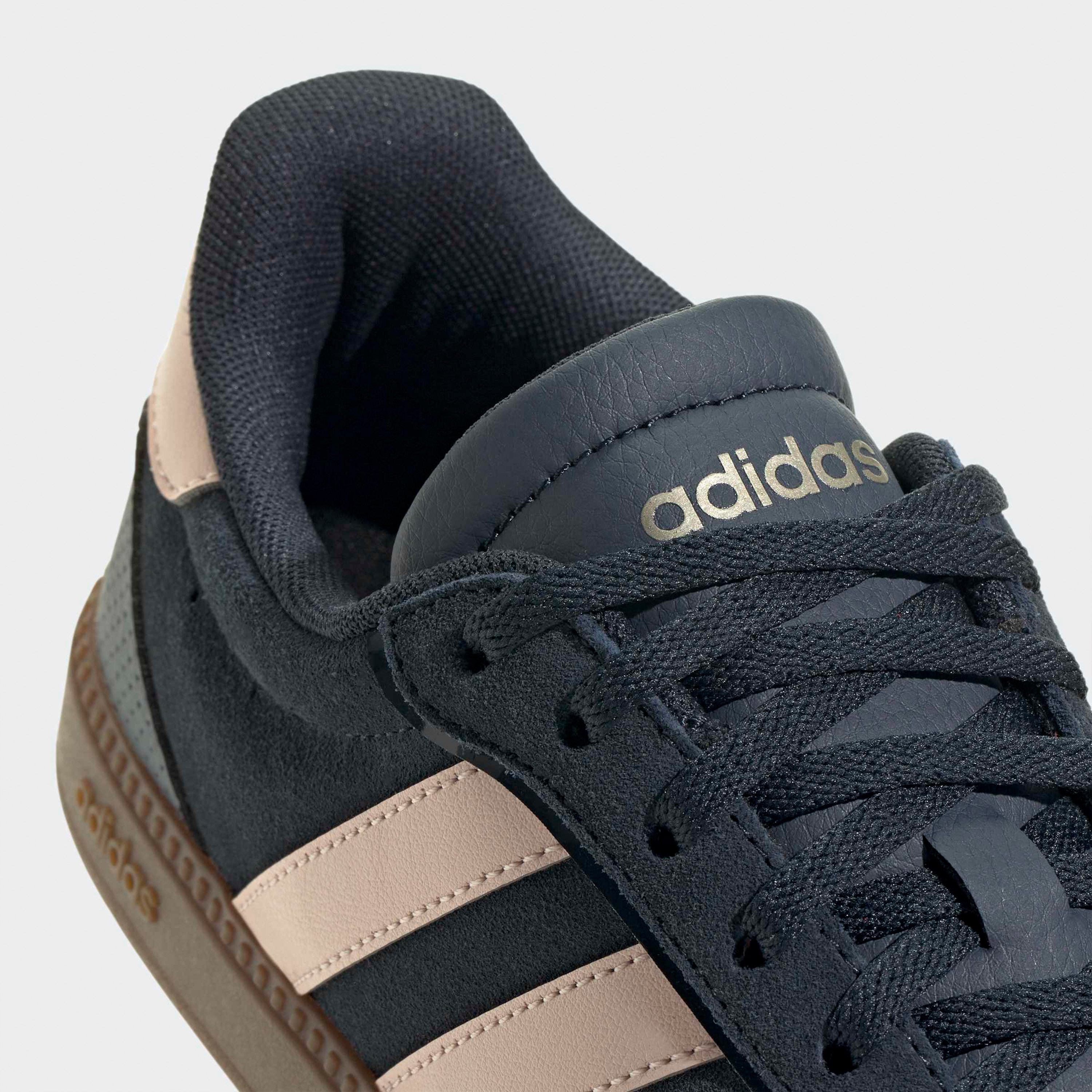 حذاء سنيكرز بطول الكاحل ورباط إغلاق بريكنت سليك للنساء من أديداس-sports-women-shoes-image-7
