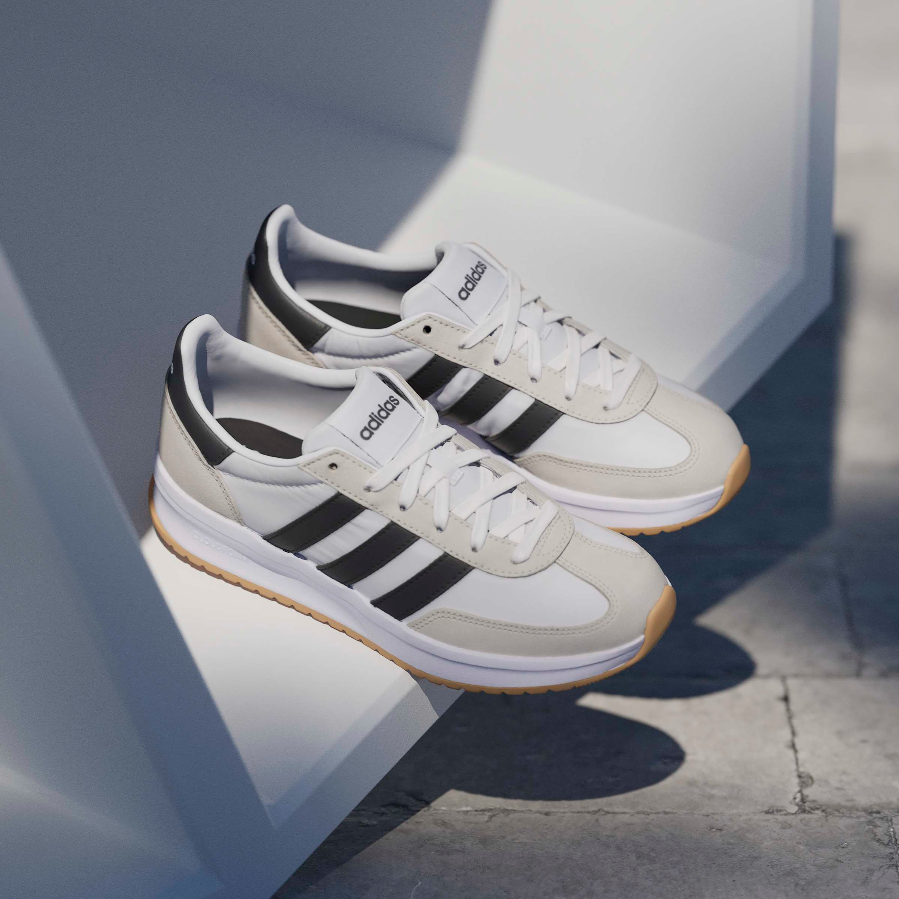 حذاء سنيكرز برباط إغلاق للنساء من أديداس - RUN 70s 2.0-women-shoes-sneakers-image-1