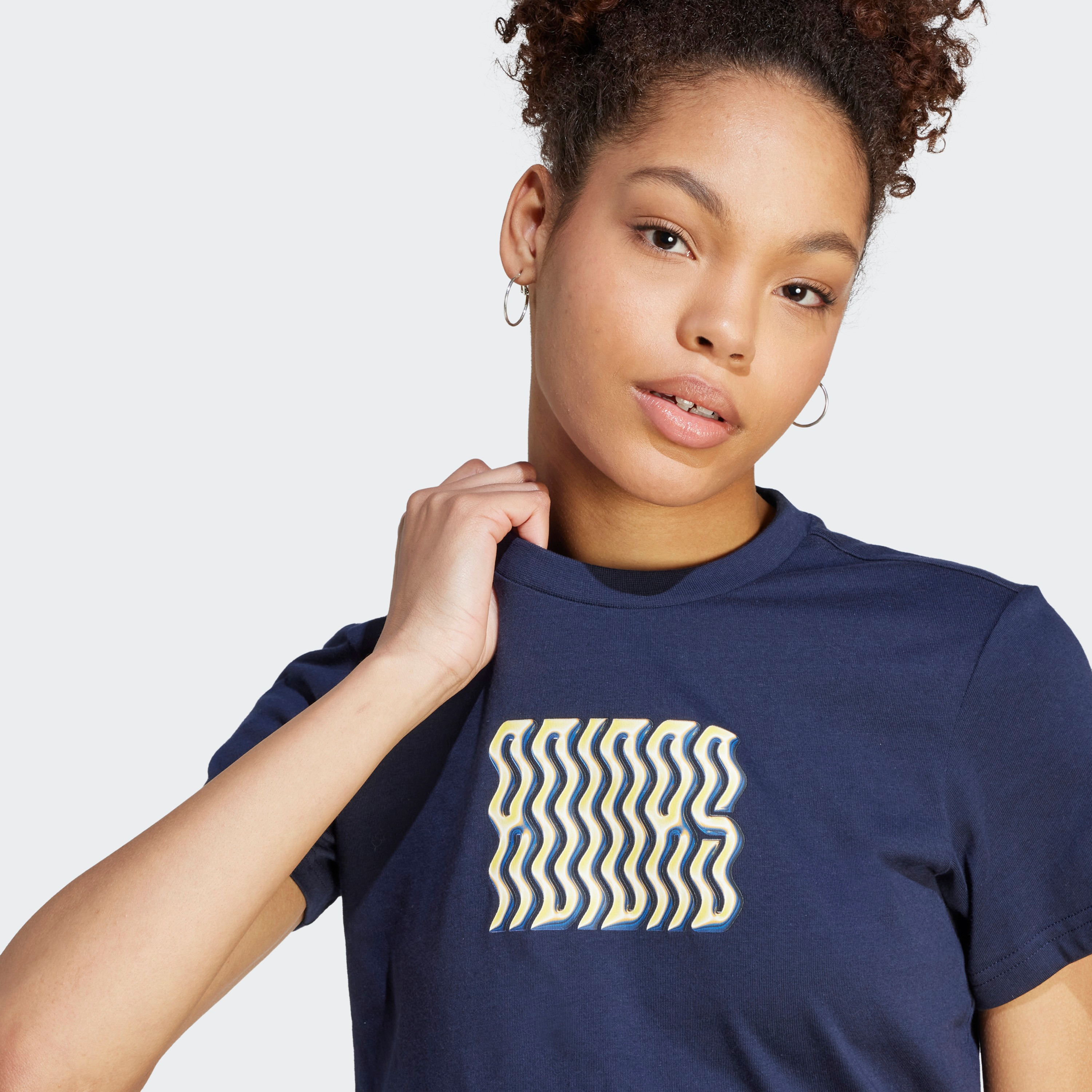 تيشيرت للنساء بطبعة لوجو رسوم متحركة جرافيك من اديداس | او اي-women-clothing-tshirts-image-3