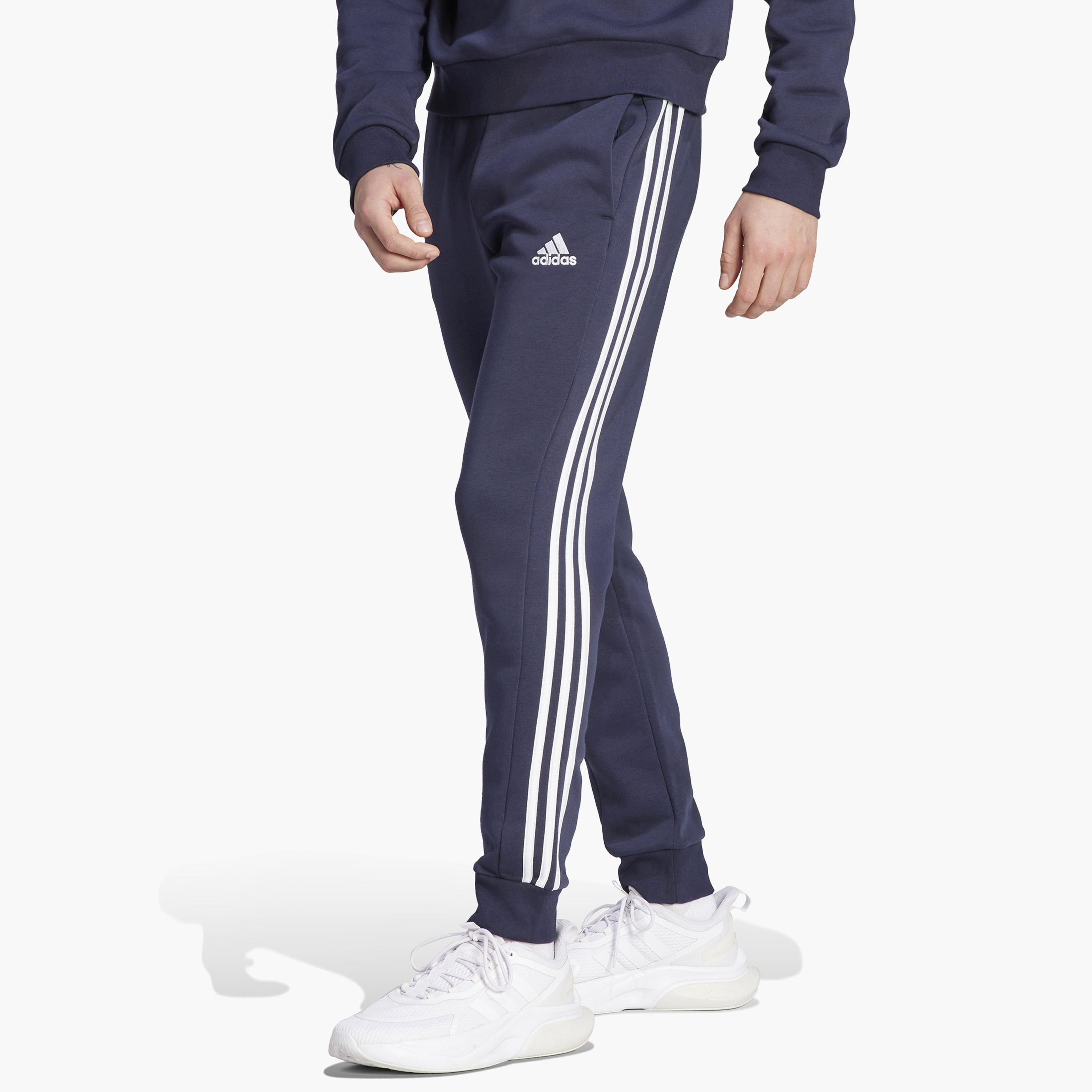 جوغرز الكفة للرجال ذو إيسنشيالز فليس من اديداس بثلاثة خطوط مدببة | OE-sports-men-clothing-bottoms-image-9