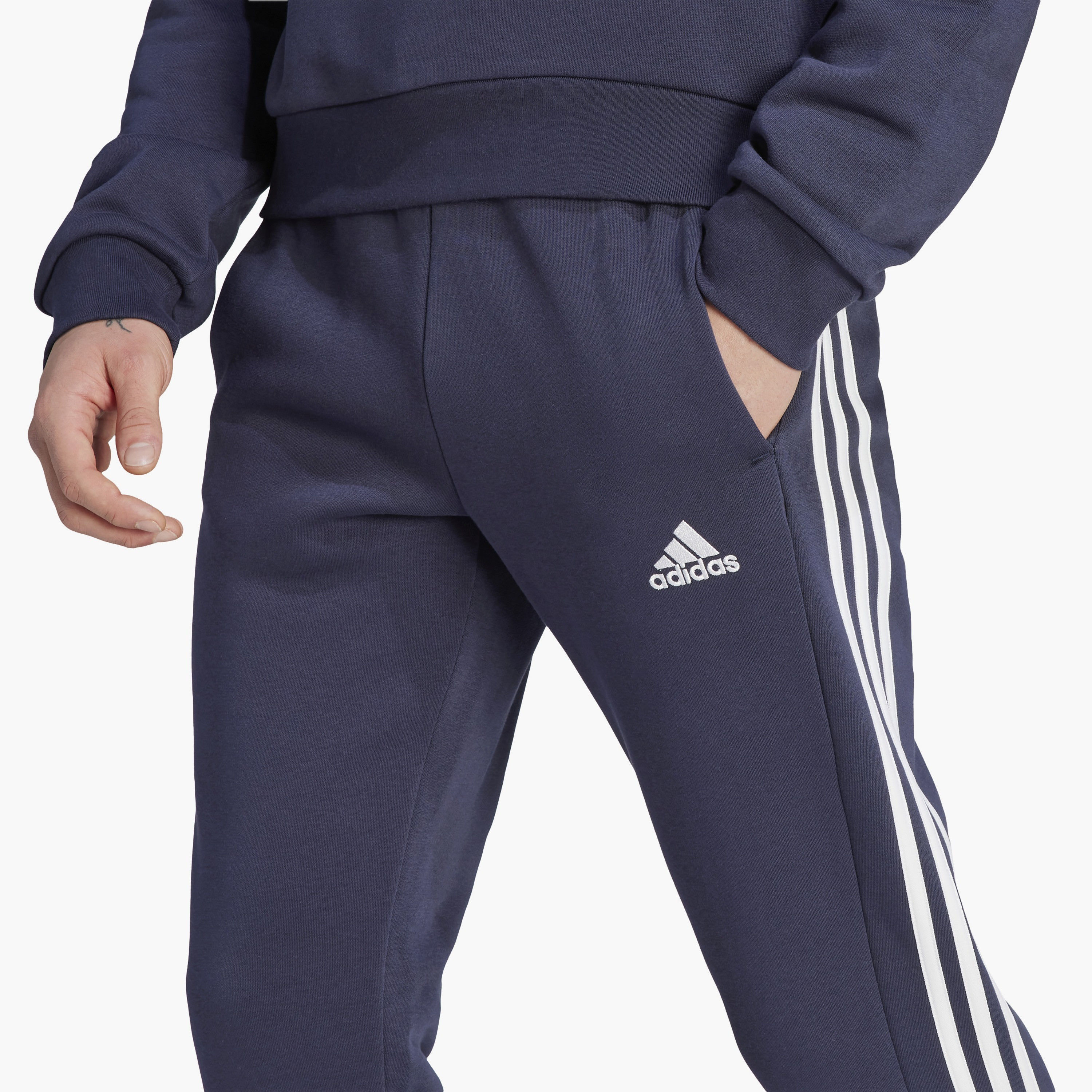جوغرز الكفة للرجال ذو إيسنشيالز فليس من اديداس بثلاثة خطوط مدببة | OE-sports-men-clothing-bottoms-image-10