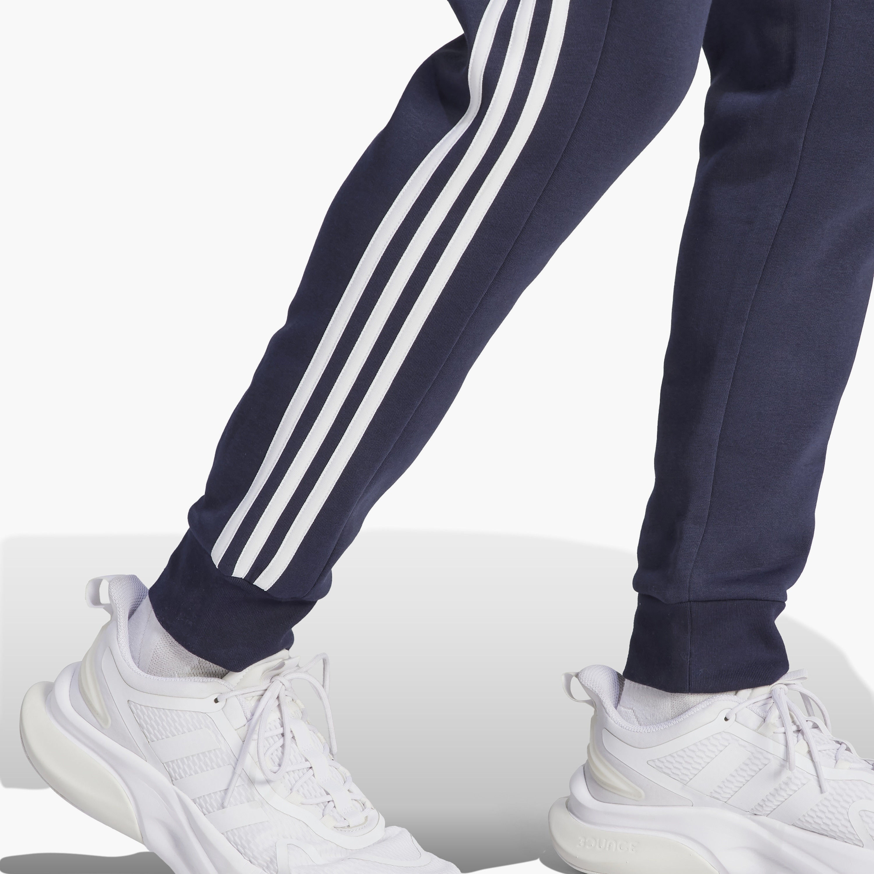 جوغرز الكفة للرجال ذو إيسنشيالز فليس من اديداس بثلاثة خطوط مدببة | OE-sports-men-clothing-bottoms-image-11