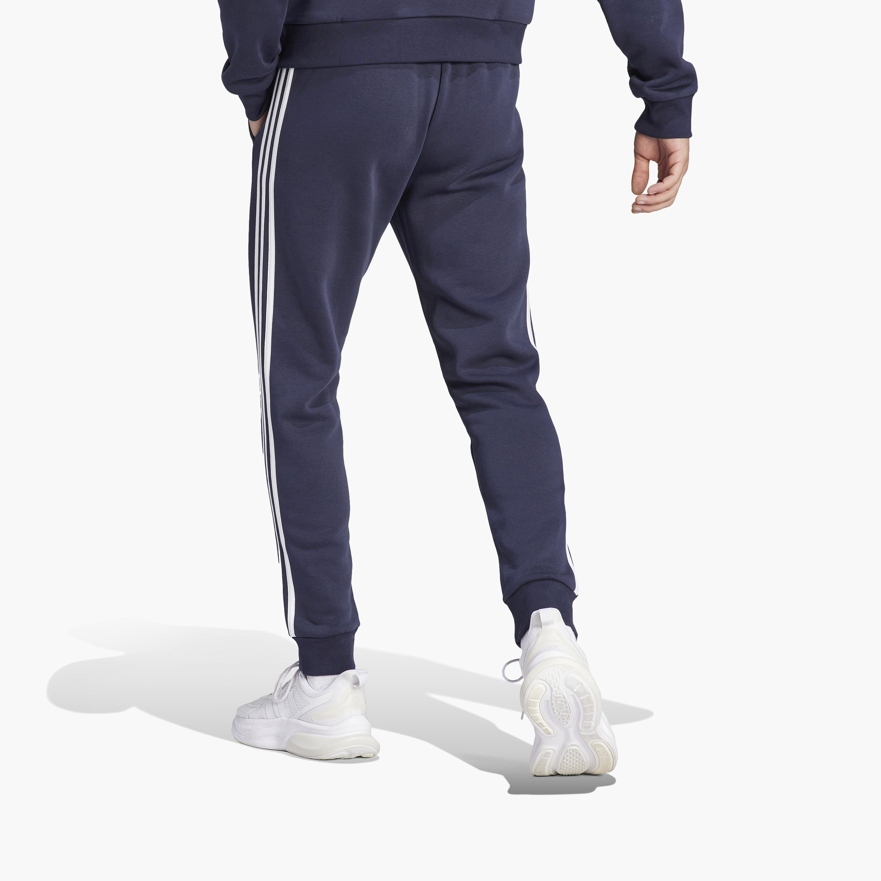 جوغرز الكفة للرجال ذو إيسنشيالز فليس من اديداس بثلاثة خطوط مدببة | OE-sports-men-clothing-bottoms-image-12