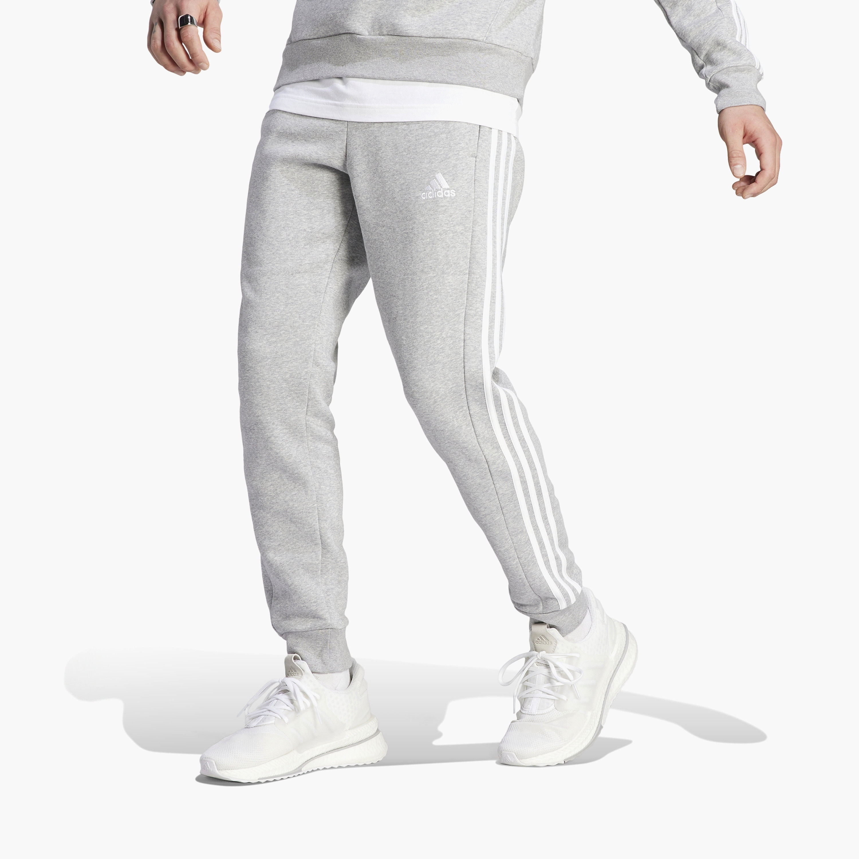 جوغرز الكفة للرجال ذو إيسنشيالز فليس من اديداس بثلاثة خطوط مدببة | OE-sports-men-clothing-bottoms-image-14
