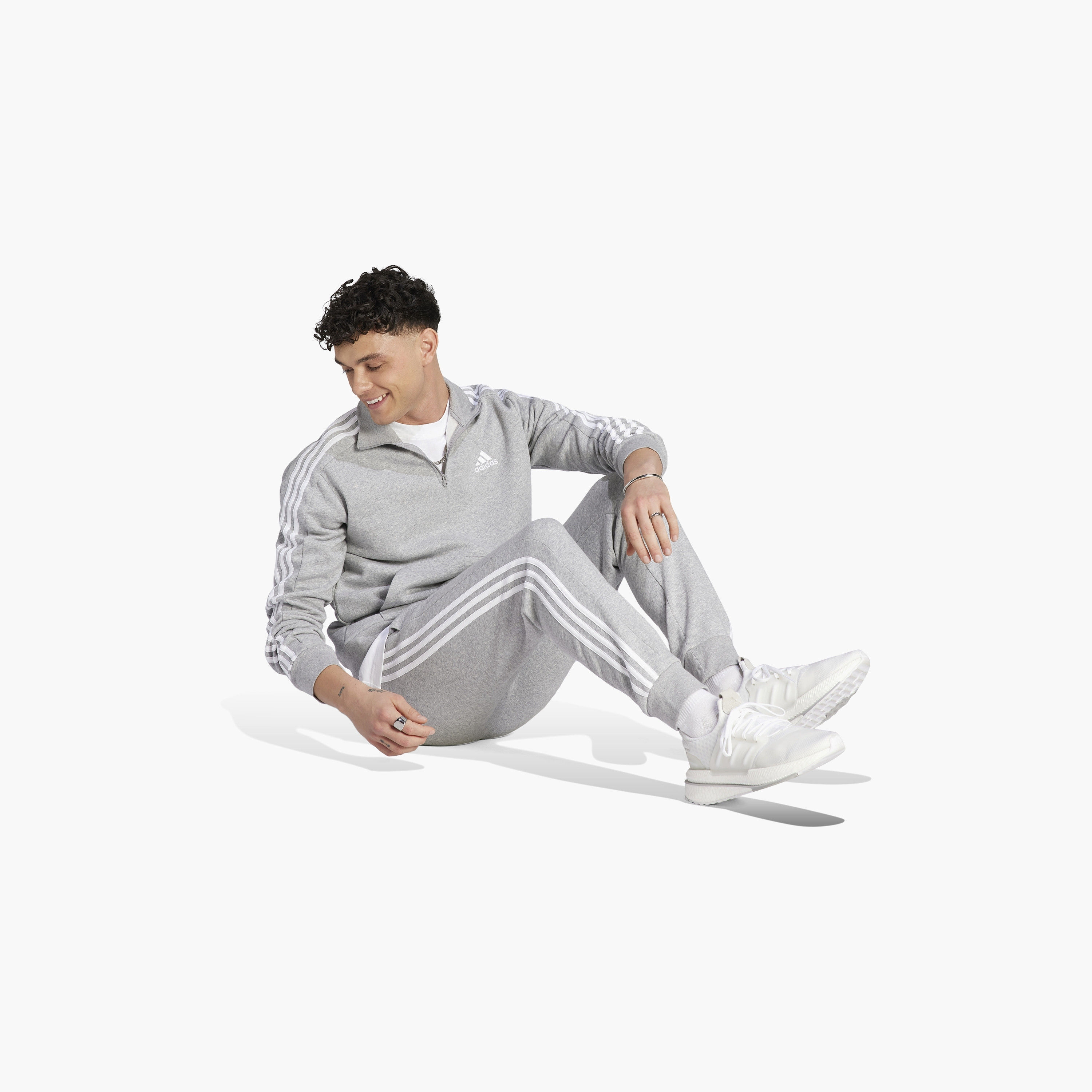 جوغرز الكفة للرجال ذو إيسنشيالز فليس من اديداس بثلاثة خطوط مدببة | OE-sports-men-clothing-bottoms-image-15