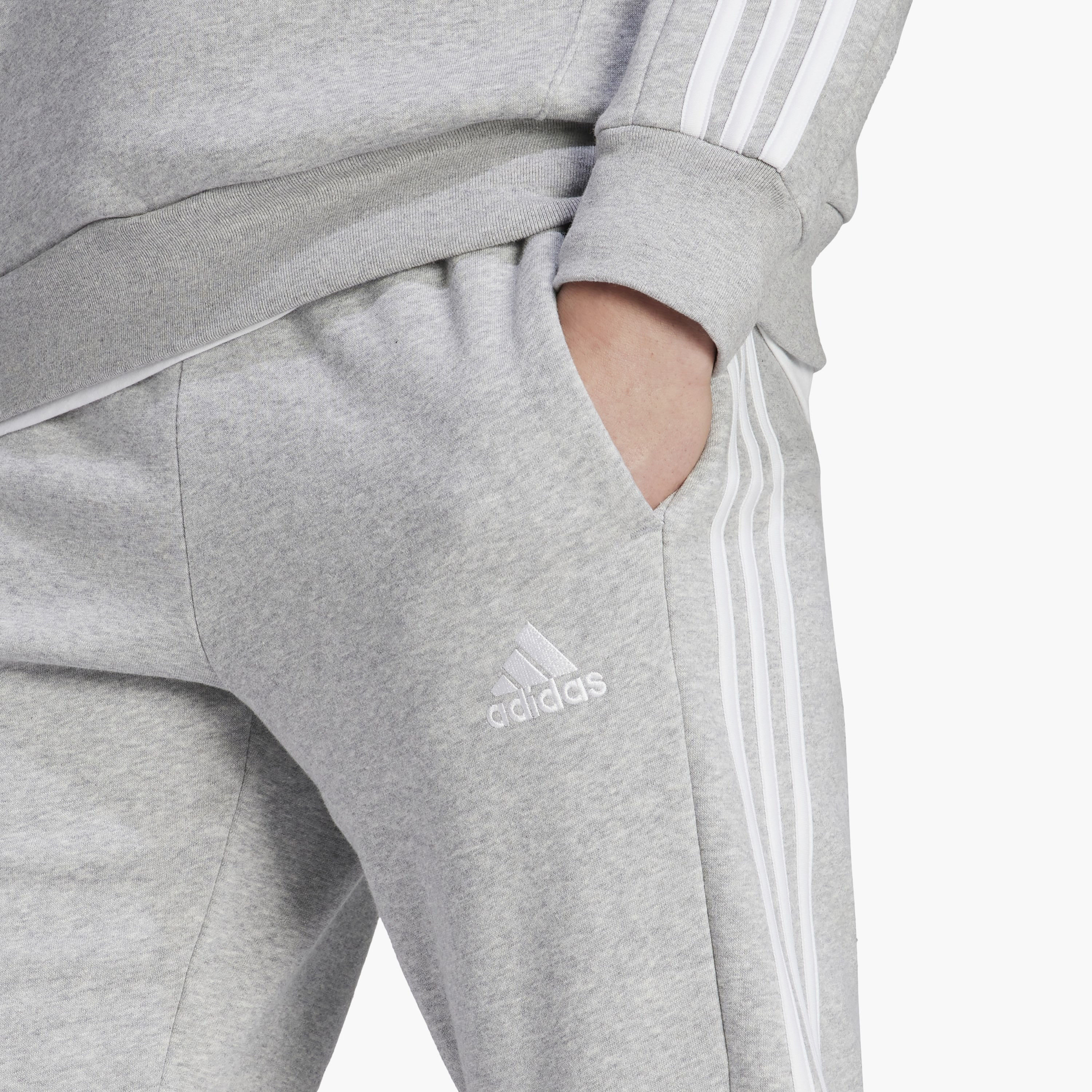 جوغرز الكفة للرجال ذو إيسنشيالز فليس من اديداس بثلاثة خطوط مدببة | OE-sports-men-clothing-bottoms-image-16