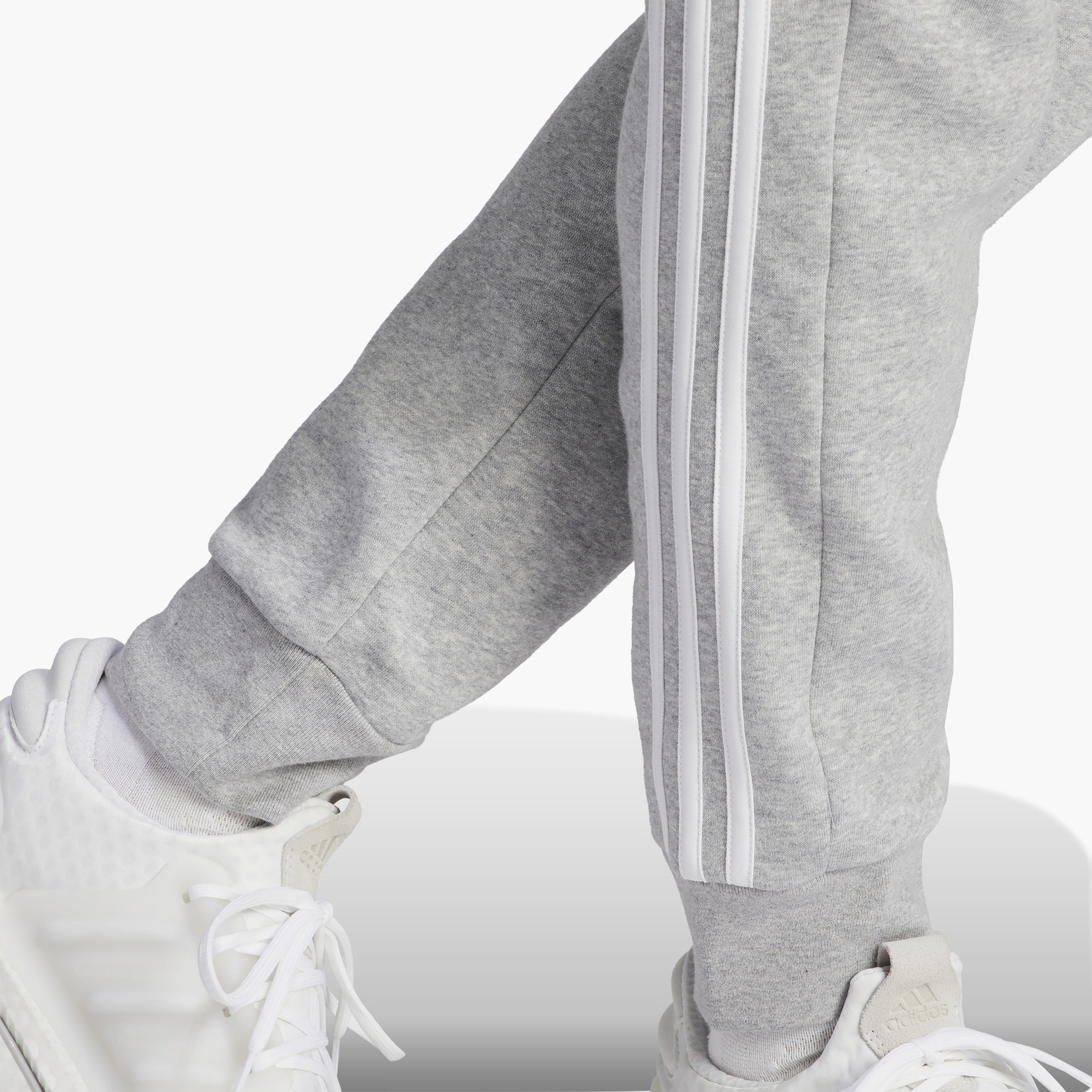 جوغرز الكفة للرجال ذو إيسنشيالز فليس من اديداس بثلاثة خطوط مدببة | OE-sports-men-clothing-bottoms-image-17