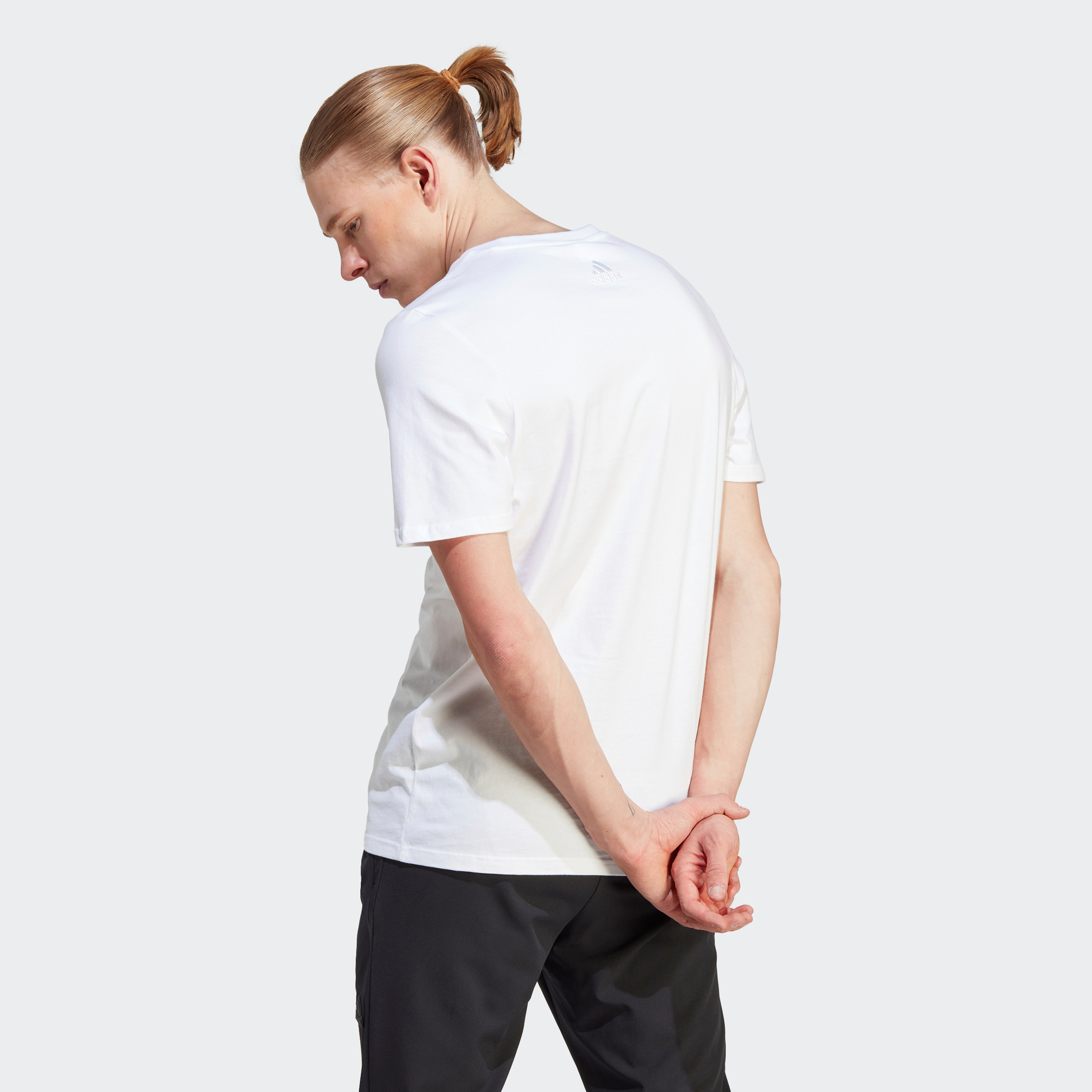 تي شيرت اسنشيالز بشعار كبير جورسيه واحد من اديداس| او اي-men-clothing-sportswearandactivewear-tshirtsandpolos-image-16