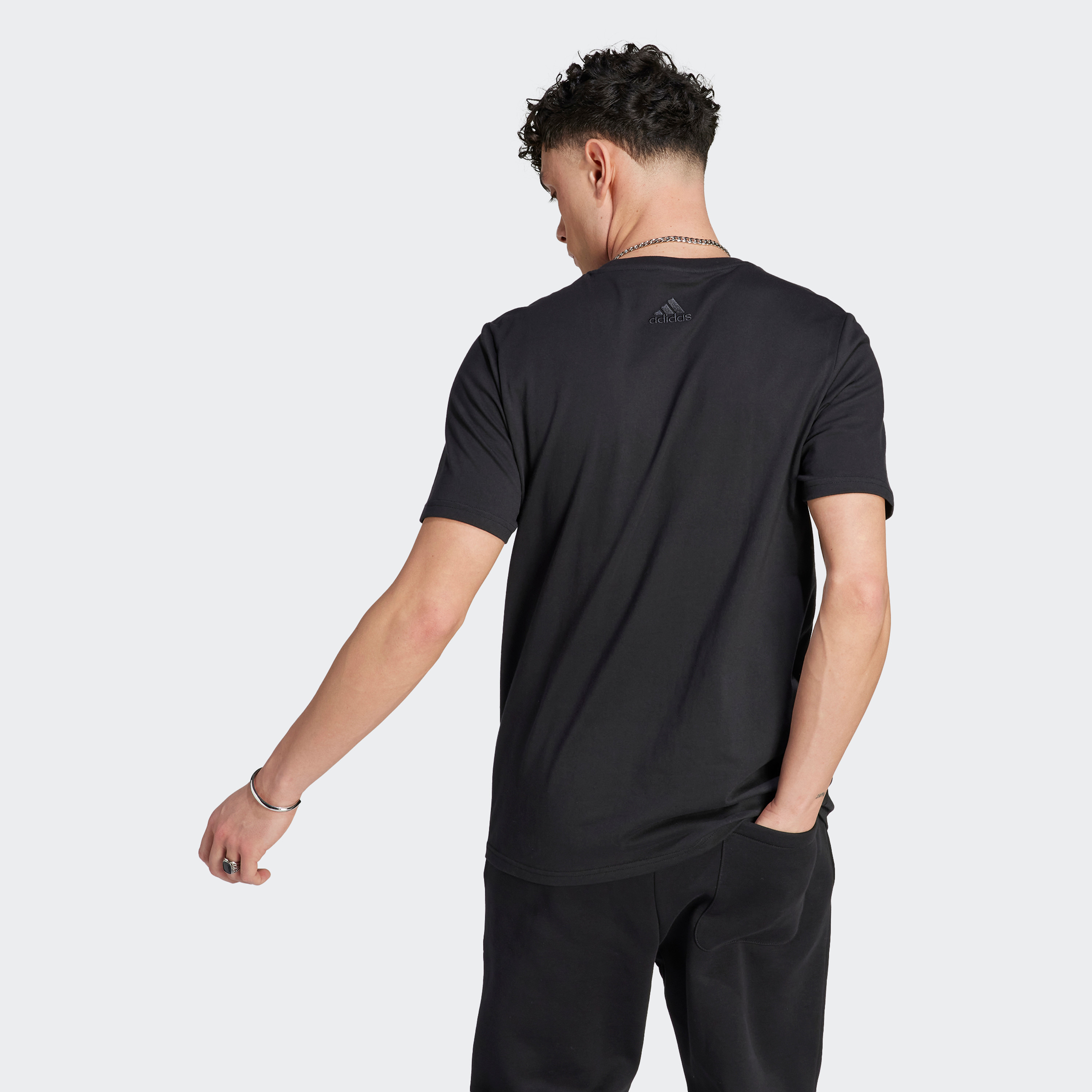 تي شيرت اسنشيالز بشعار كبير جورسيه واحد من اديداس| او اي-men-clothing-sportswearandactivewear-tshirtsandpolos-image-27