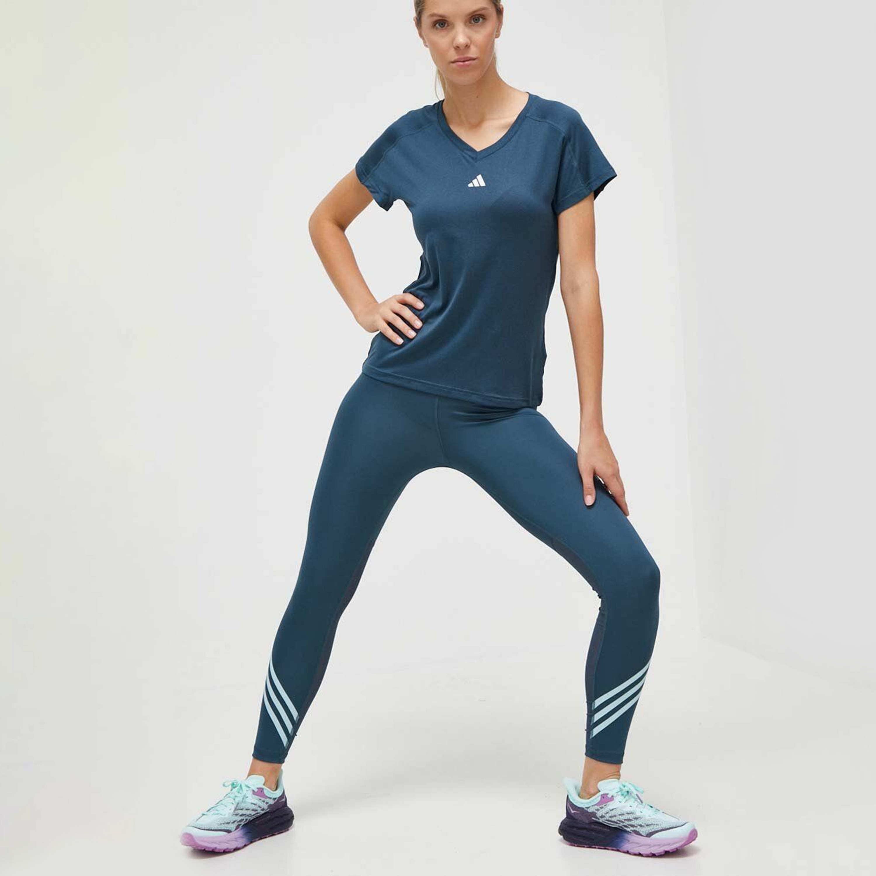 بنطلون ضيقة للنساء تيك فيت بخطوط الثلاثة من أديداس| او اي-women-clothing-leggings-image-2
