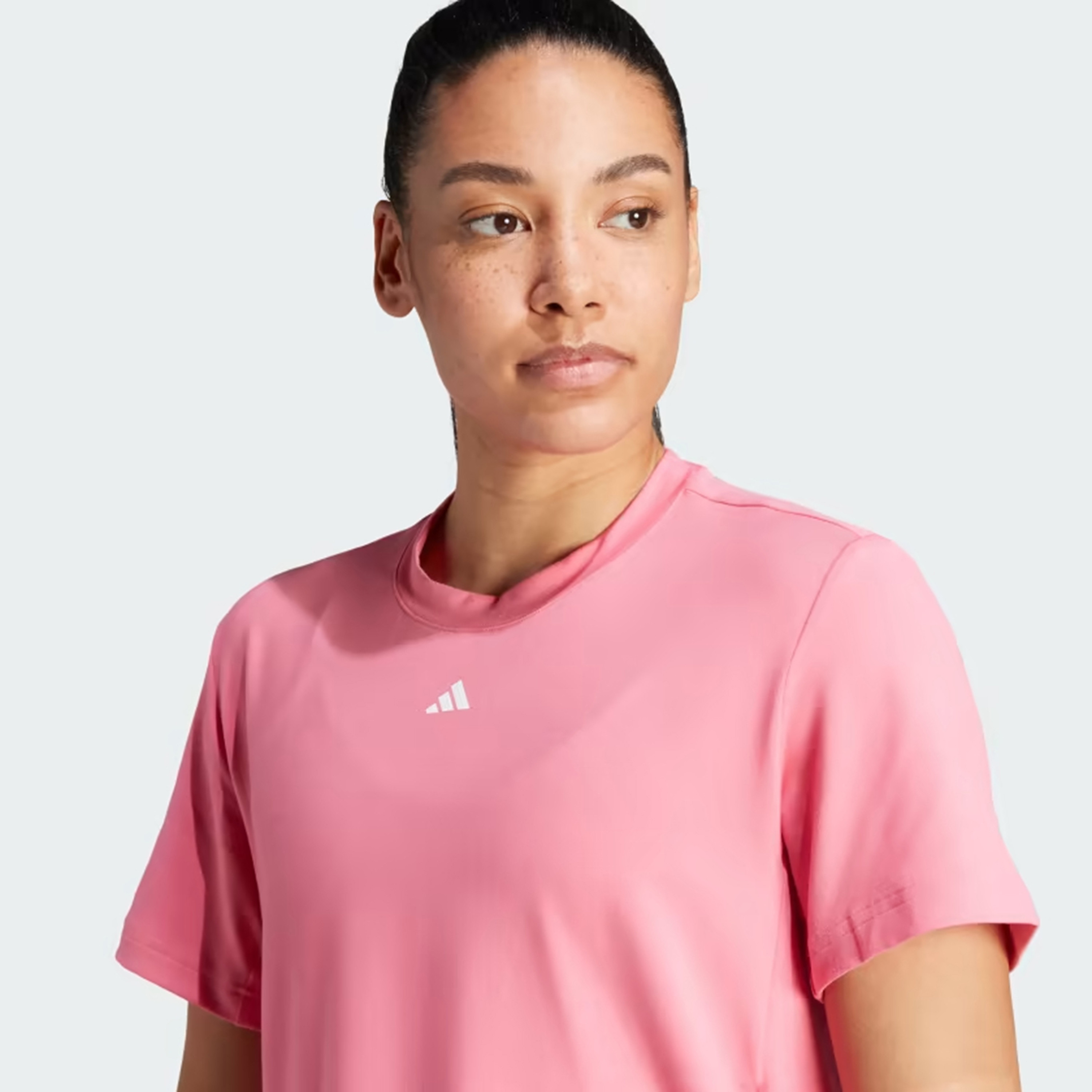 تيشيرت للنساء يتميز بتعدد الاستخدامات من اديداس | او اي-women-clothing-tshirts-image-3