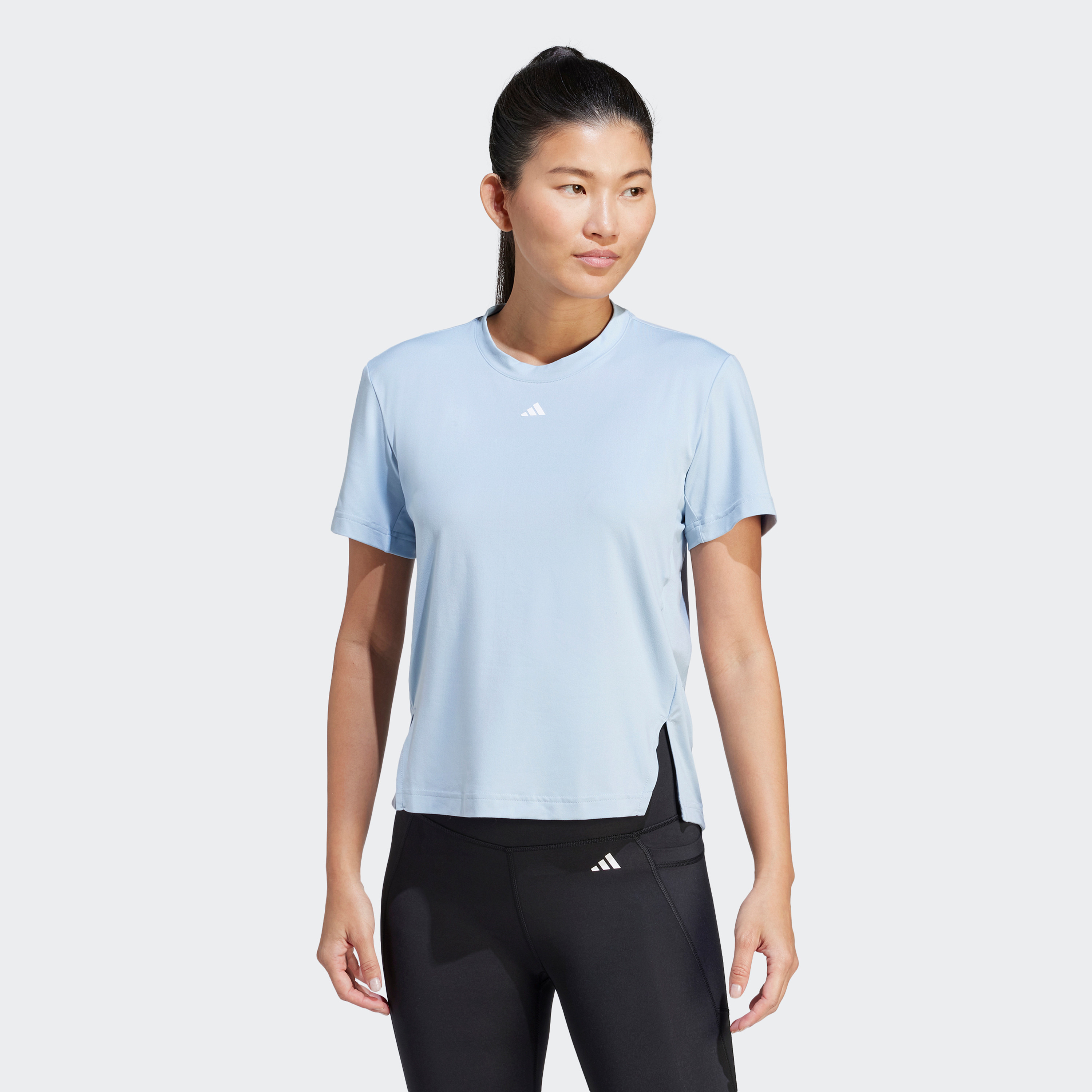 تيشيرت للنساء يتميز بتعدد الاستخدامات من اديداس | او اي-women-clothing-tshirts-image-4