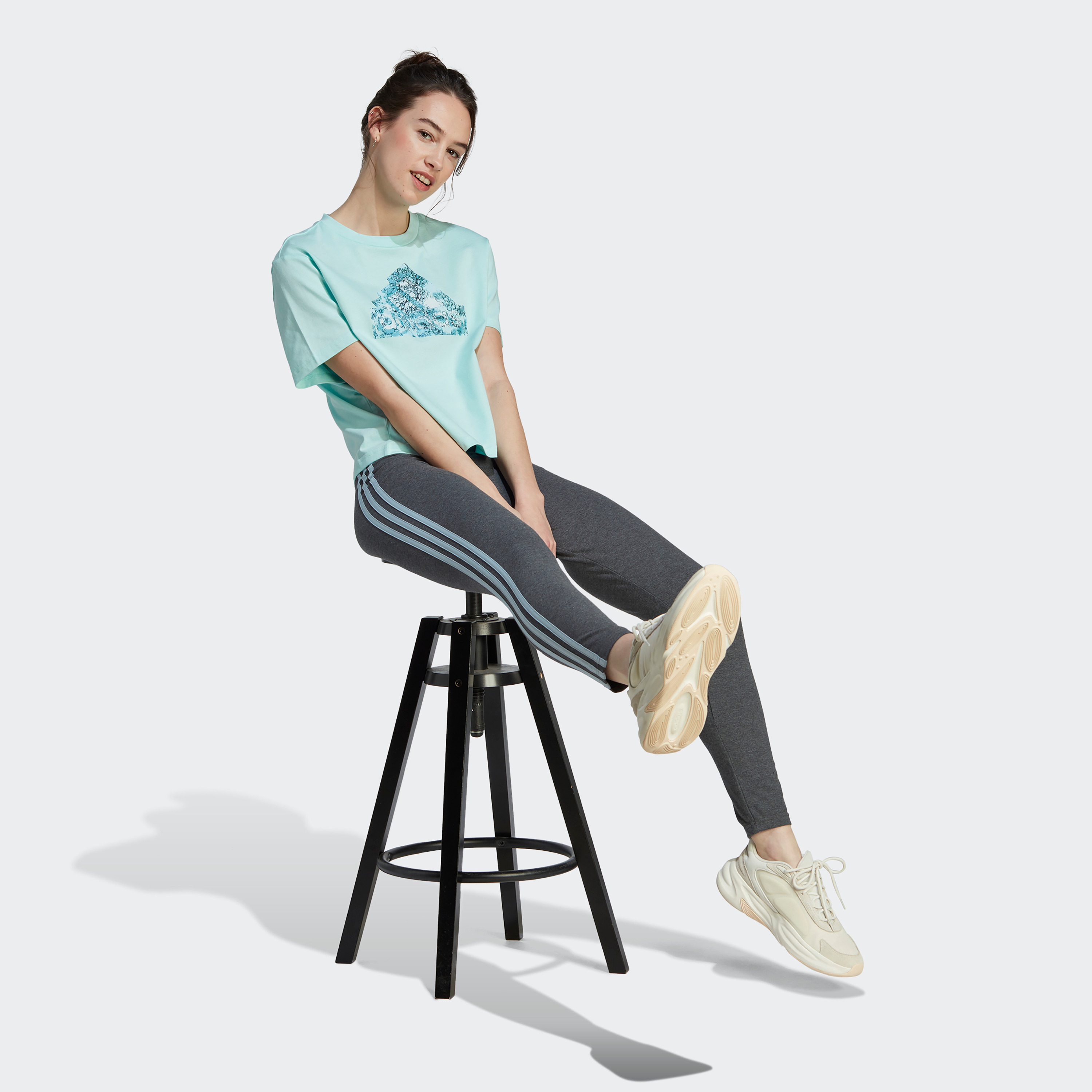 بنطلون ضيقة الجيرسيه بخصر عالٍ 3 خطوط أساسية للنساء من اديداس | او اي-women-clothing-bottoms-leggings-image-13