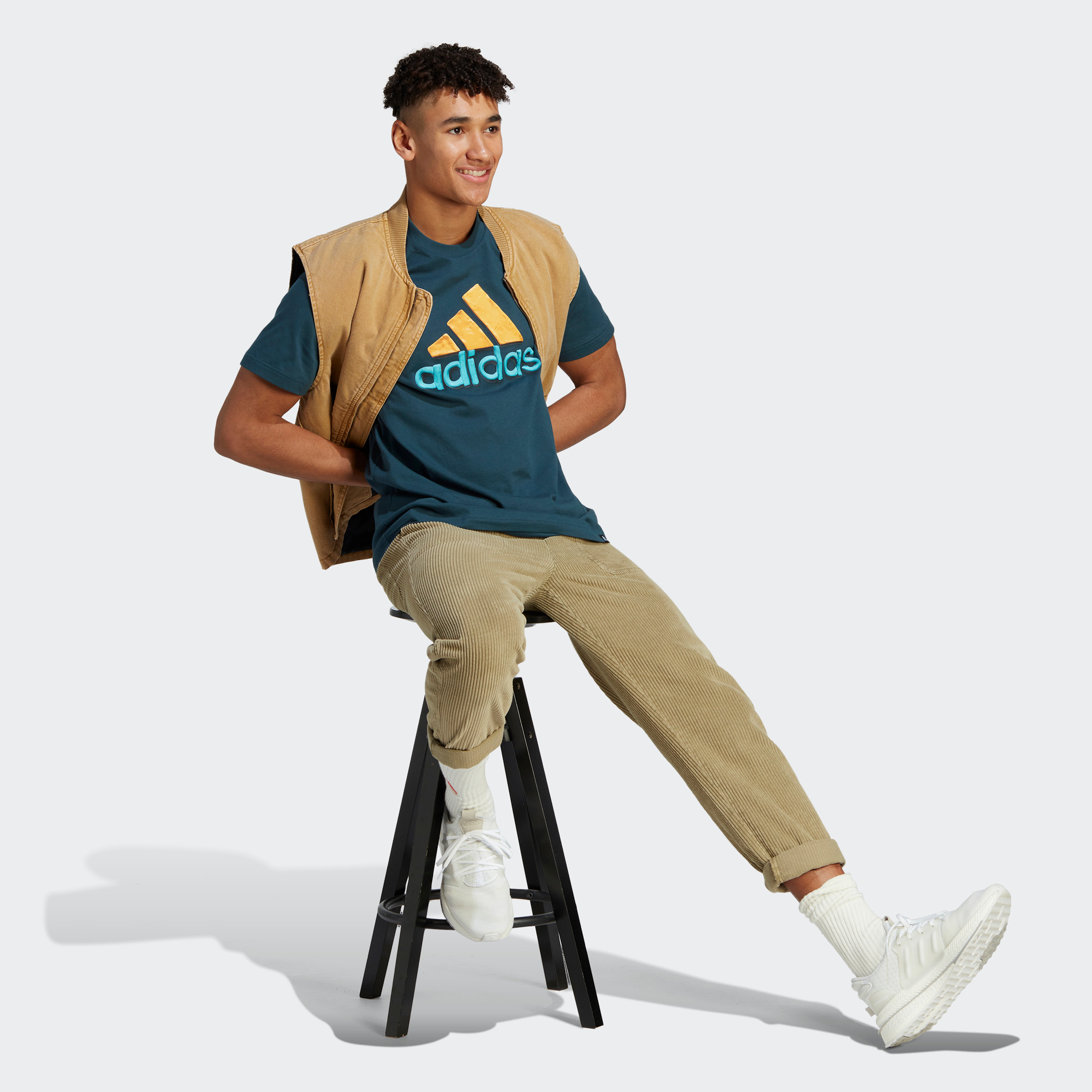 تيشرت بطباعة صورة واقعية للرجال سبورت وير من اديداس | او اي-men-clothing-sportswearandactivewear-tshirtsandpolos-image-2