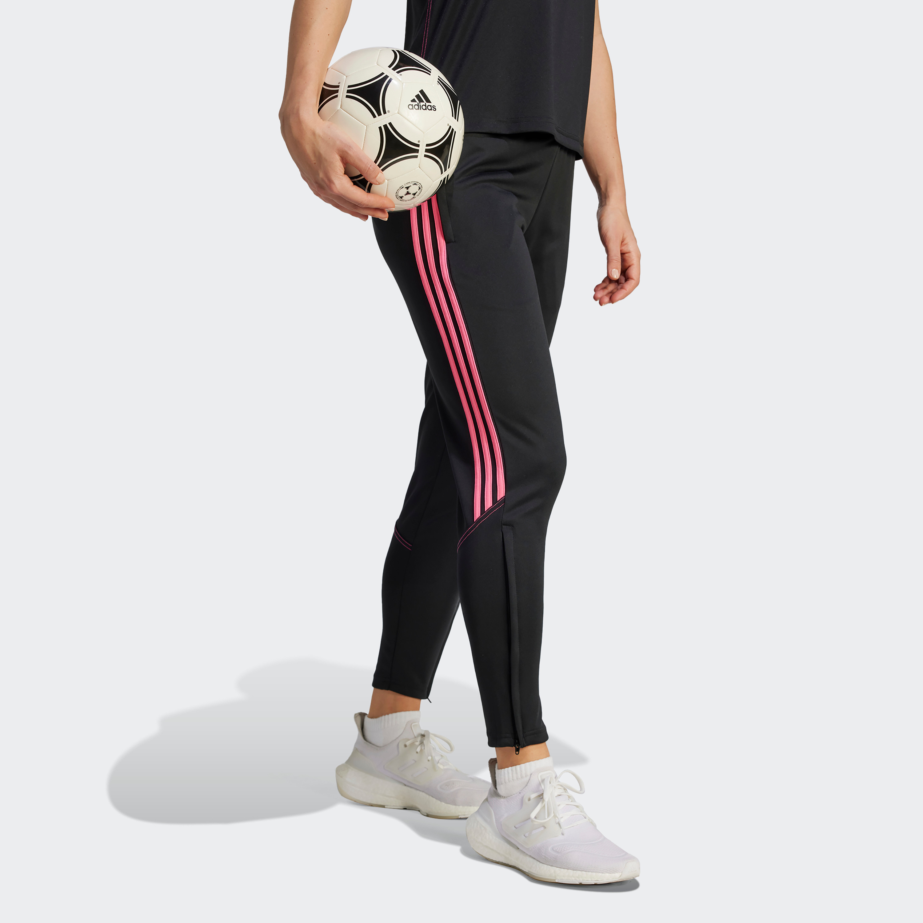 سروال رياضي تيرو 23 للجري للنساء من اديداس| او اي-women-clothing-bottoms-joggers-image-2
