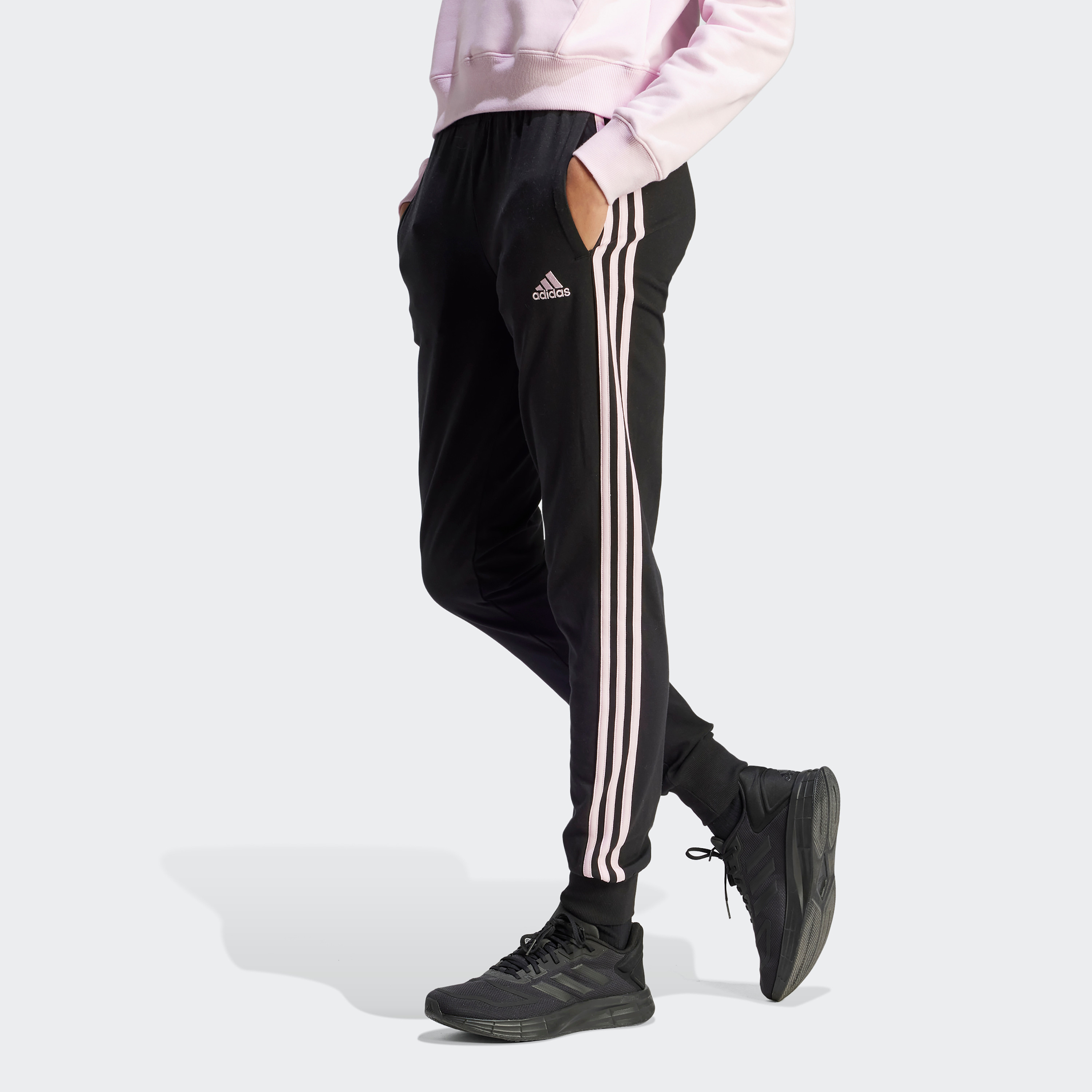 بنطلون رياضي إسنشيالز جيرسيه 3 خطوط  للنساء من اديداس| او اي-women-clothing-bottoms-joggers-image-2