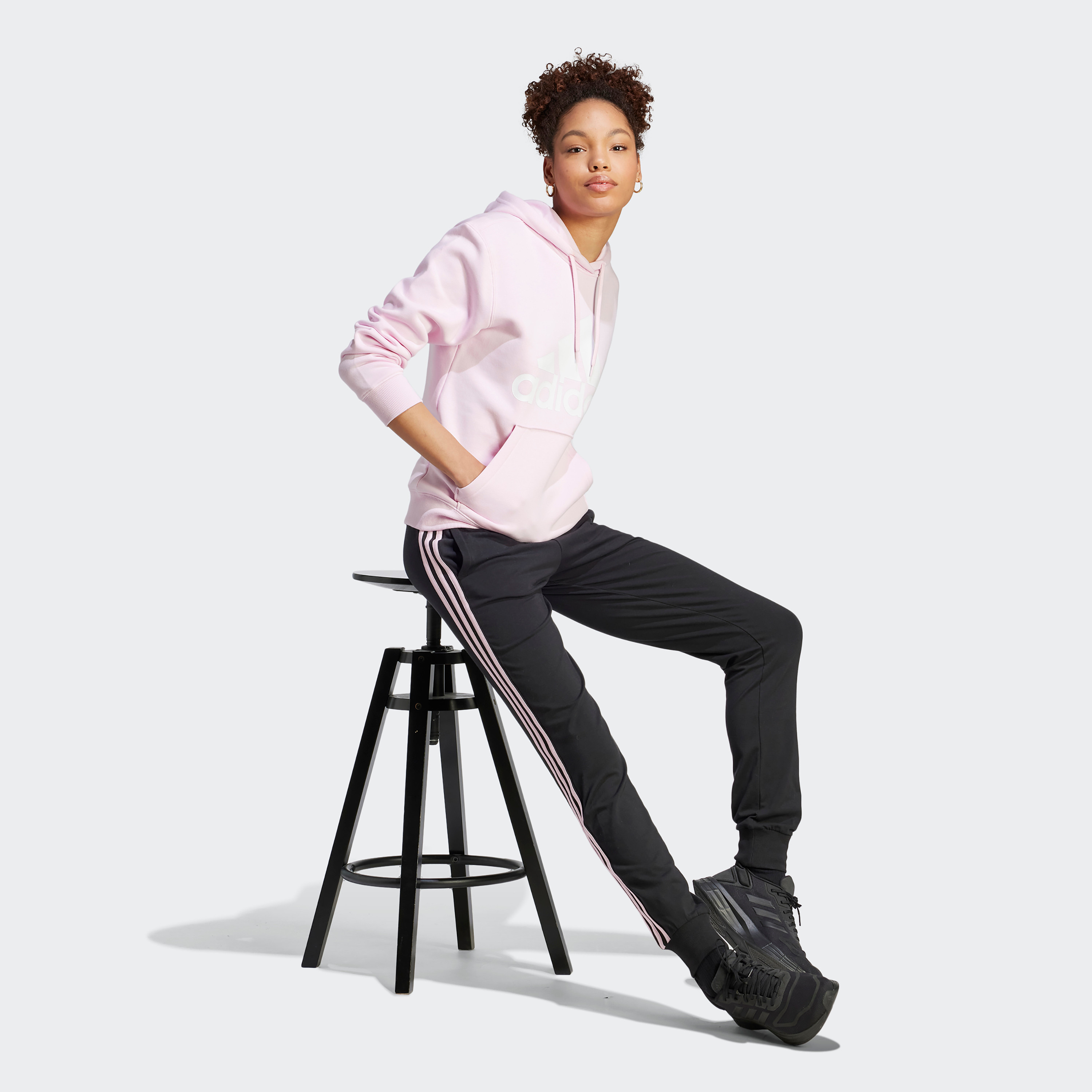 بنطلون رياضي إسنشيالز جيرسيه 3 خطوط  للنساء من اديداس| او اي-women-clothing-bottoms-joggers-image-3