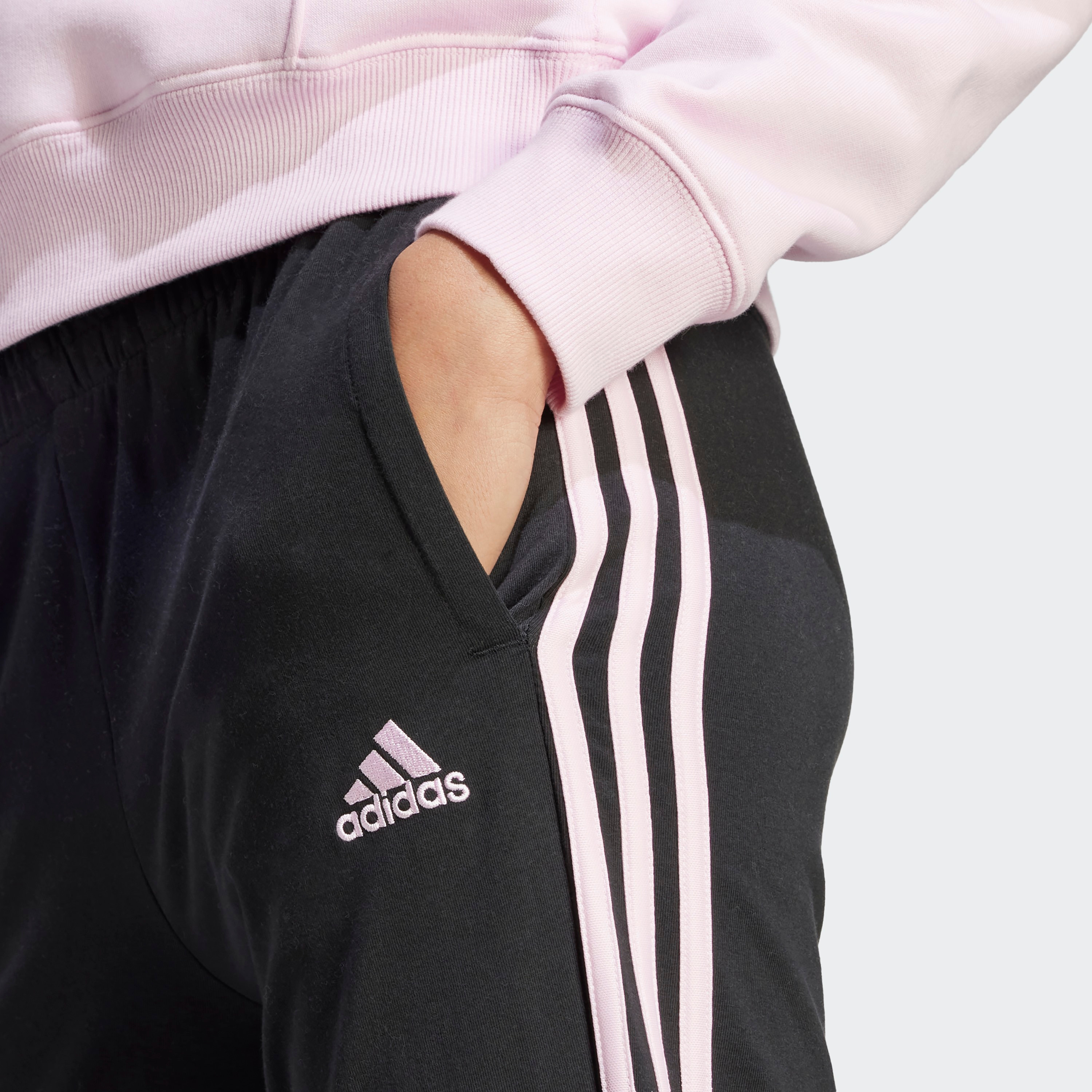 بنطلون رياضي إسنشيالز جيرسيه 3 خطوط  للنساء من اديداس| او اي-women-clothing-bottoms-joggers-image-4