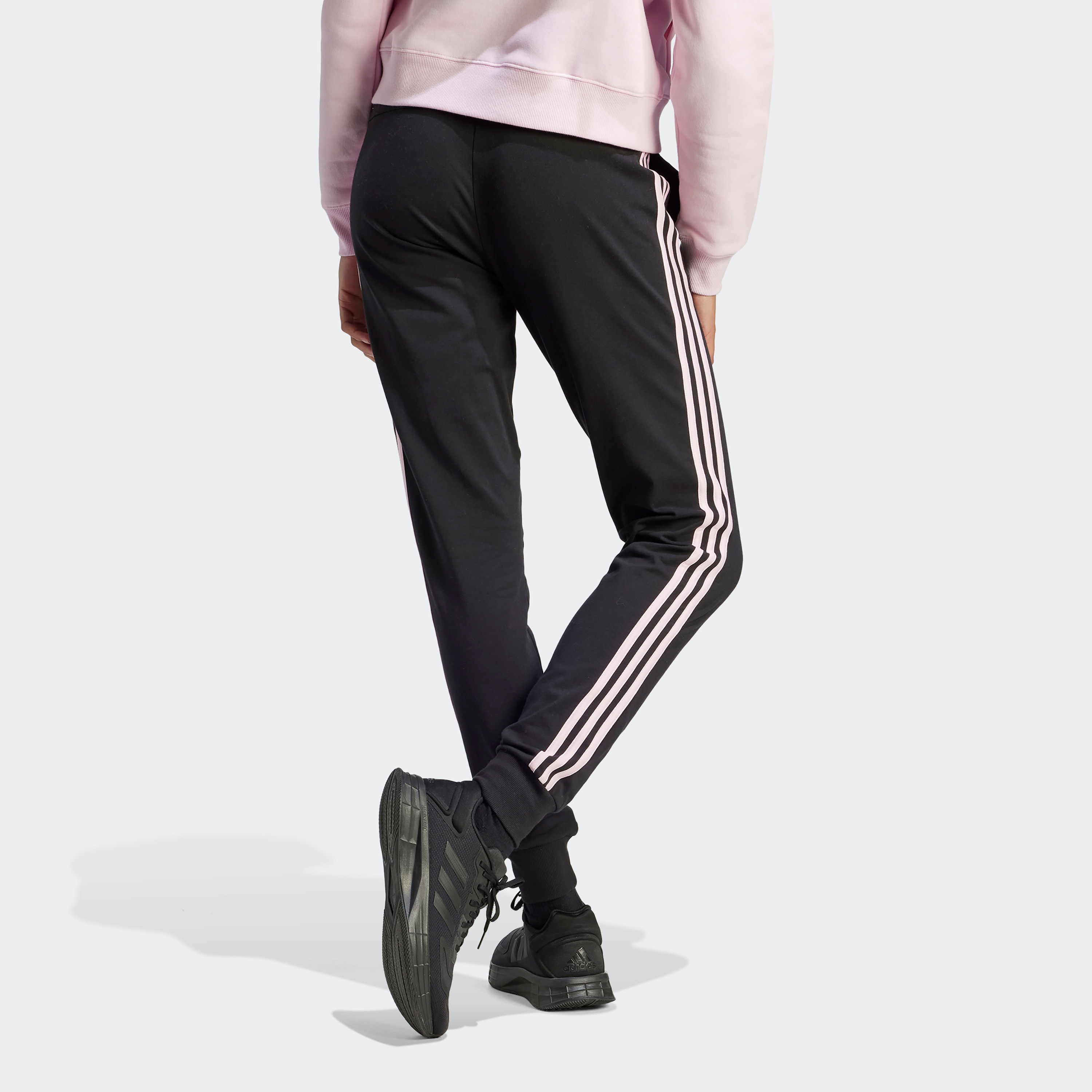 بنطلون رياضي إسنشيالز جيرسيه 3 خطوط  للنساء من اديداس| او اي-women-clothing-bottoms-joggers-image-5
