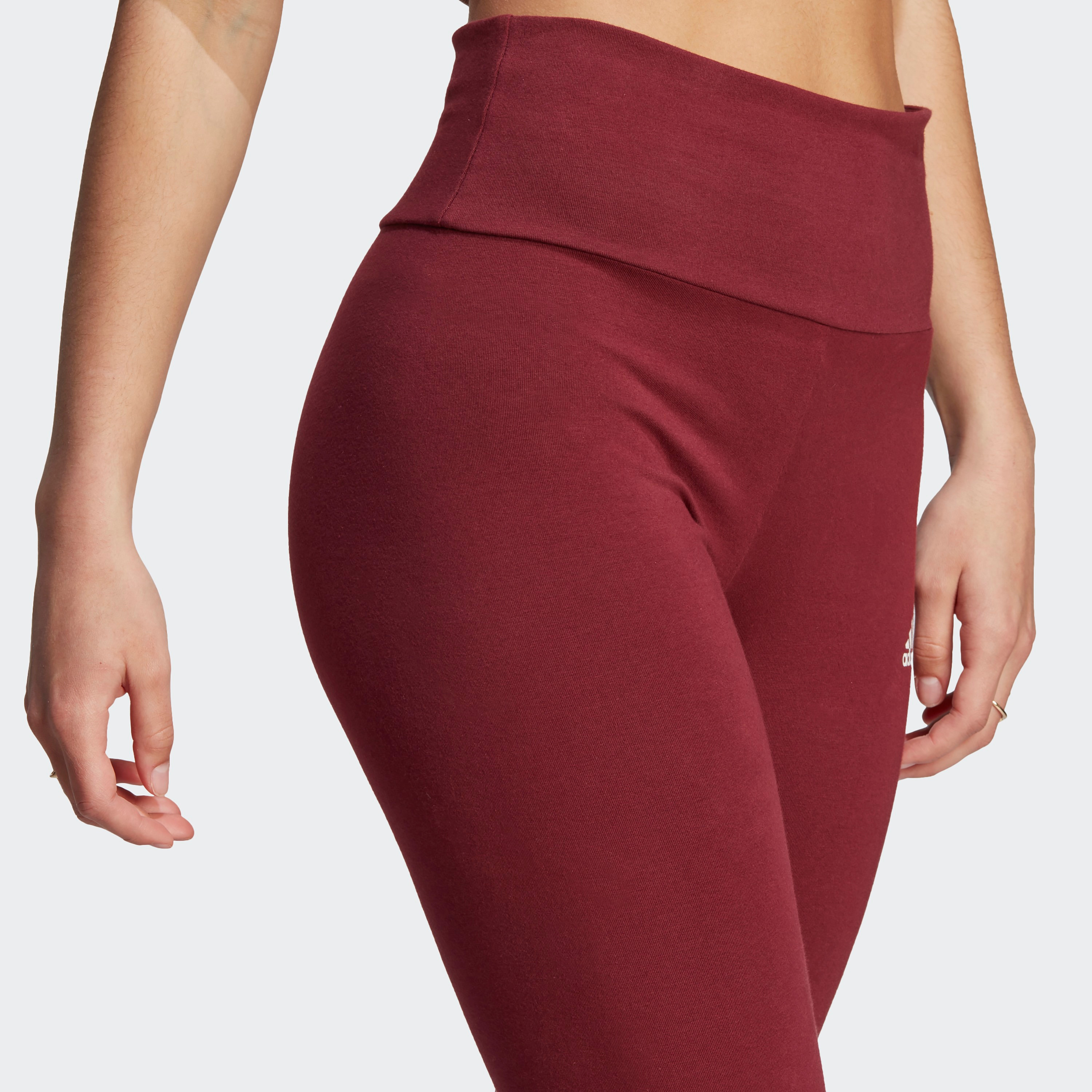بنطلون ضيق للنساء بشعار اسنشيالز عالي الخصر من اديداس| او اي-women-clothing-bottoms-leggings-image-4