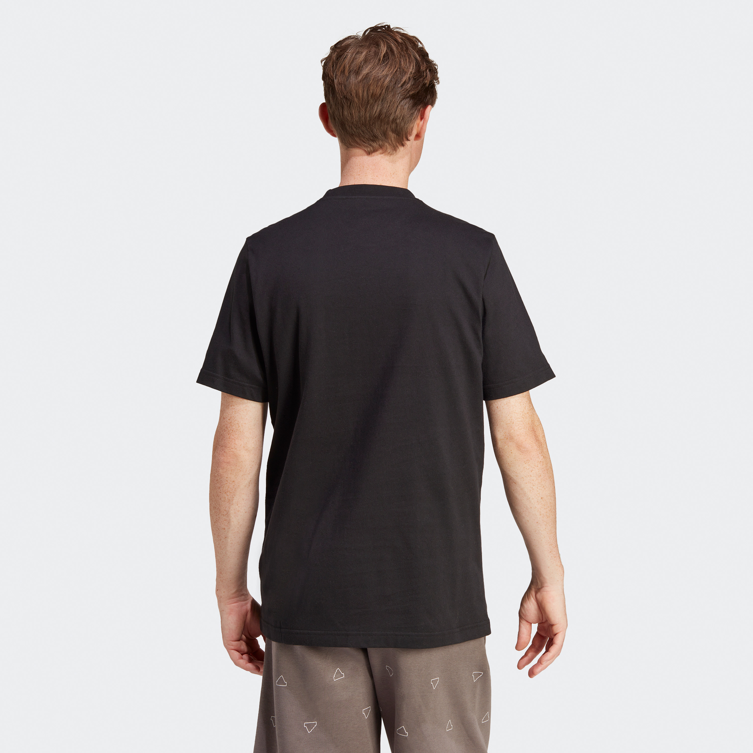 أديداس - تي شيرت جرافيكي بشعار مطوي IM8300-men-clothing-sportswearandactivewear-tshirtsandpolos-image-2